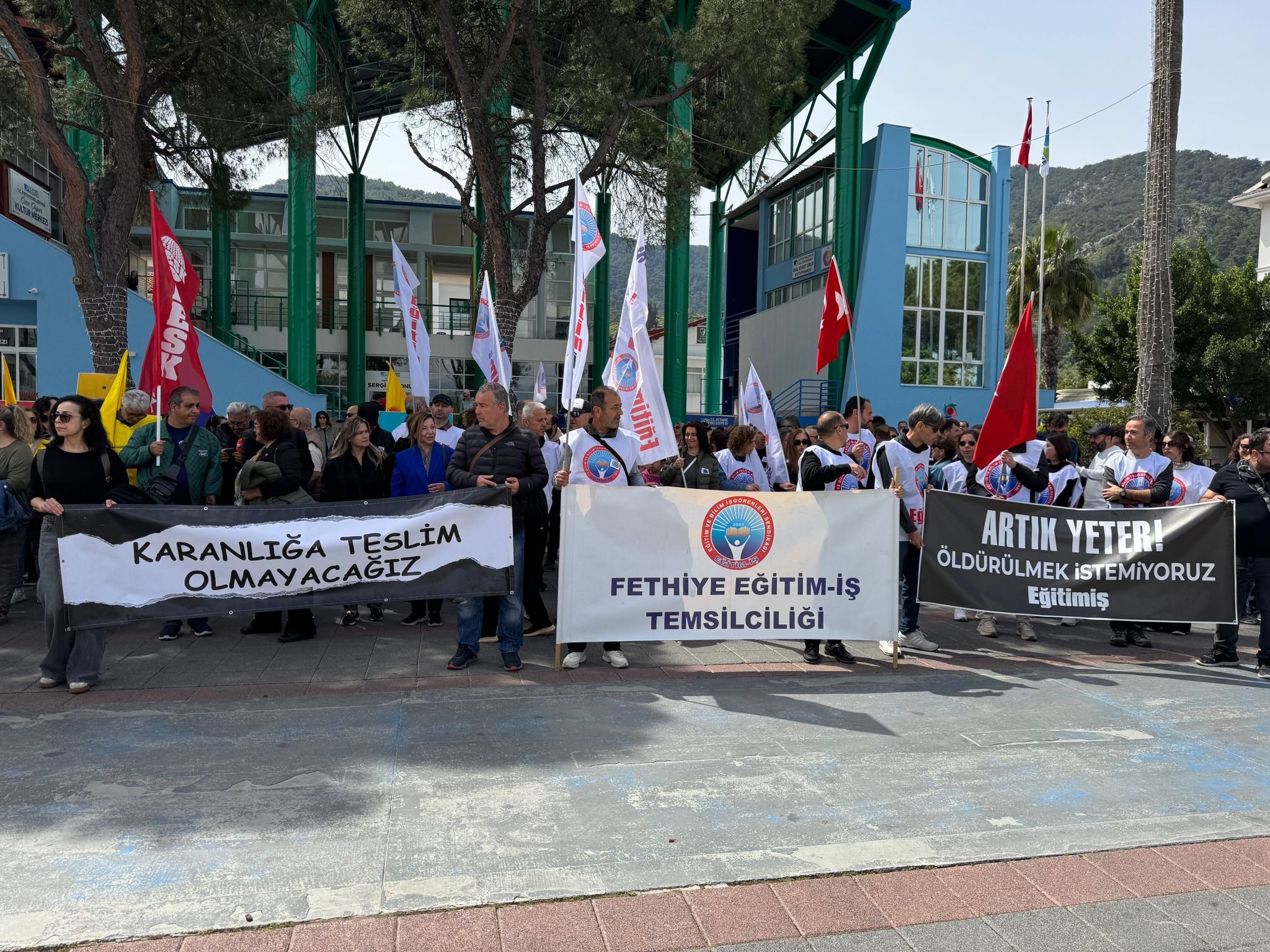 Fethi̇ye'de Eği̇ti̇m Sendi̇kalarindan İş Birakma Eylemi̇ (11)