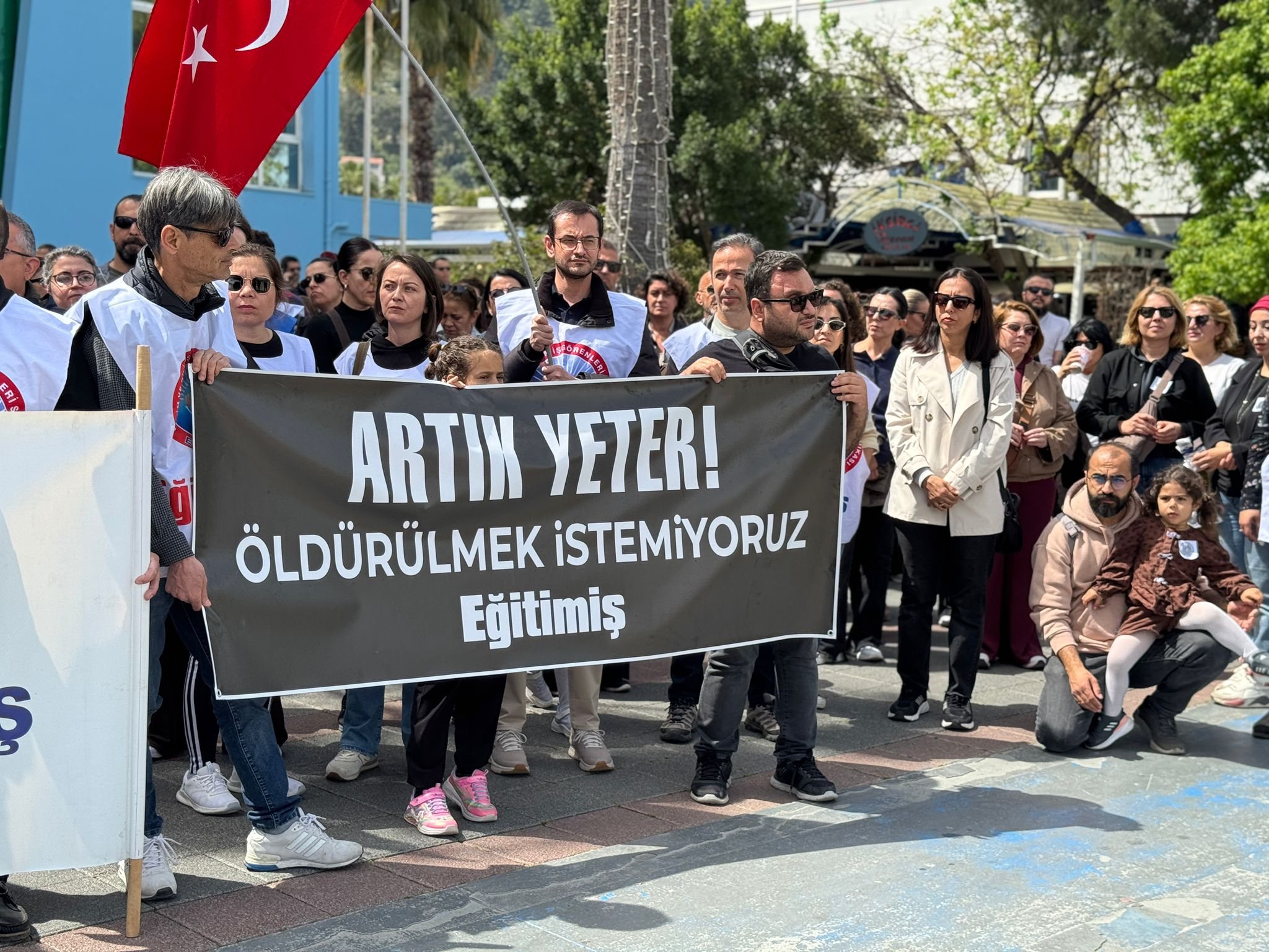 Fethi̇ye'de Eği̇ti̇m Sendi̇kalarindan İş Birakma Eylemi̇ (6)