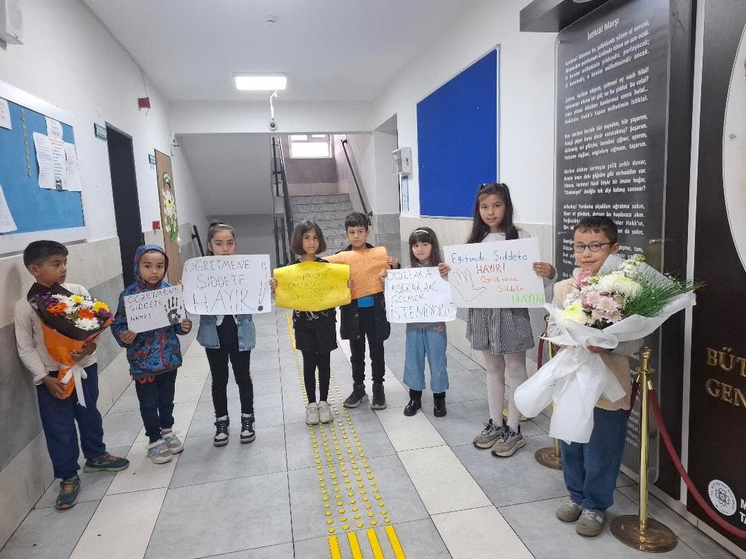 Fethi̇ye’de Enzel Öğretmene Anlamli Destek “Öğretmene Şi̇ddete Hayir” (2)