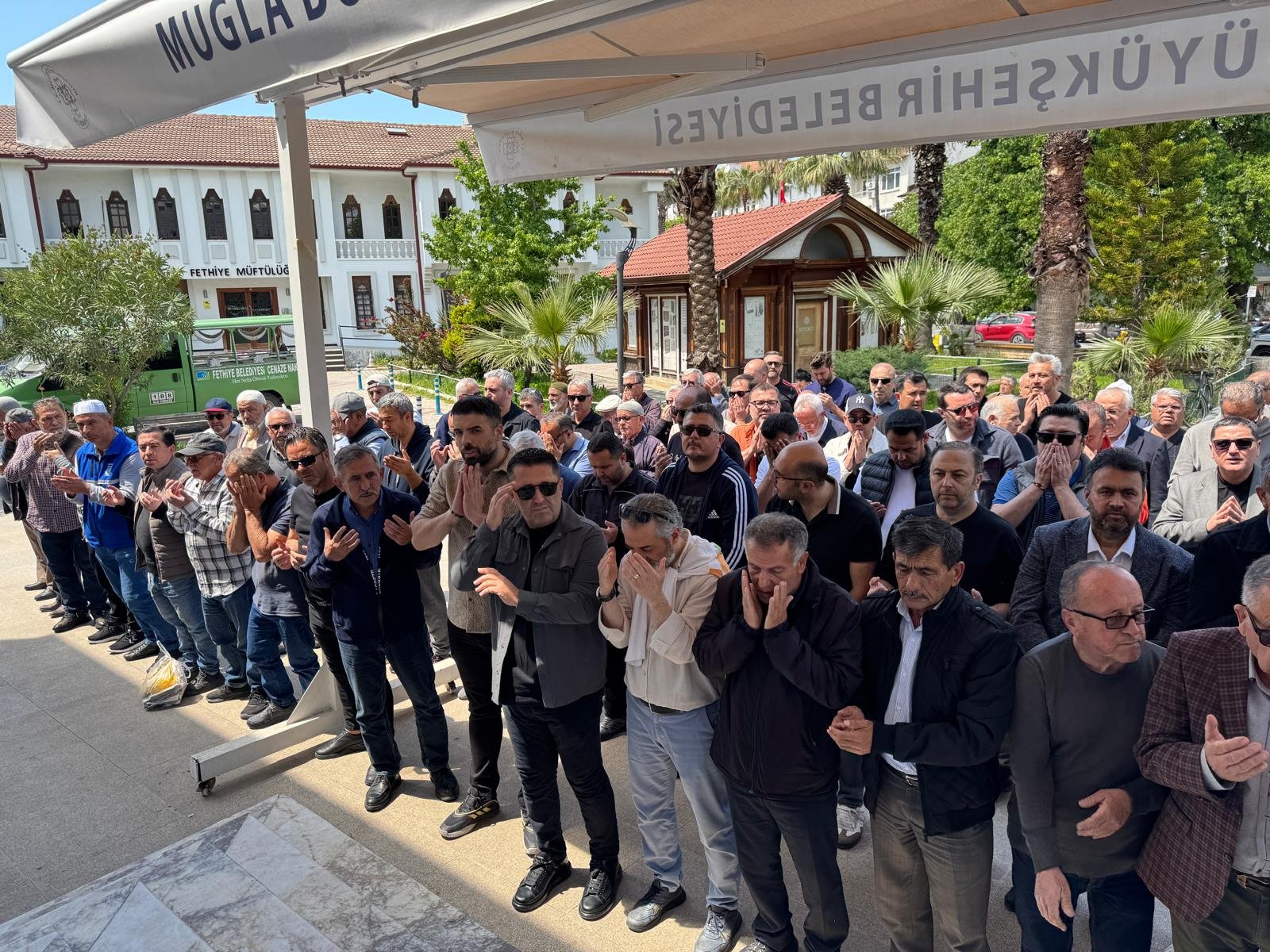 Fethiye'de İmar Müdürü Korhan Şaröz'ün Annesi Son Yolculuğuna Uğurlandı (5)