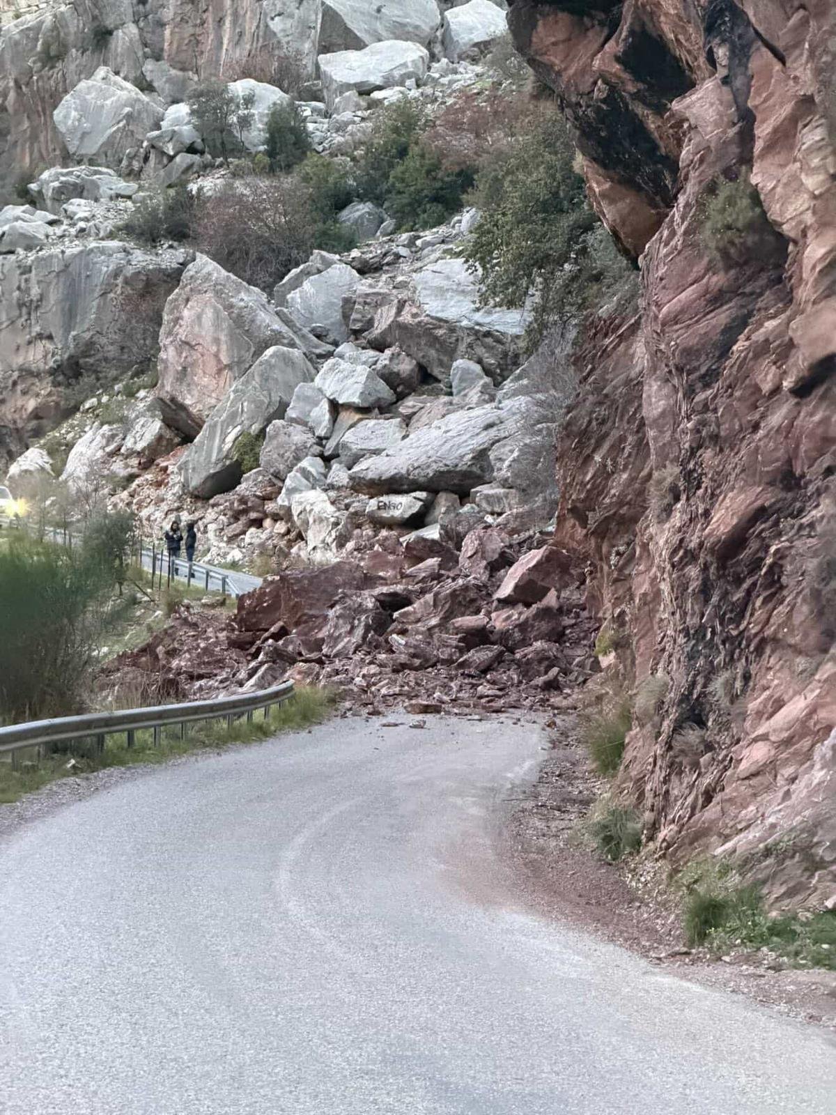 Fethiye’de Kaya Düşmesi Faralya Yolu Ulaşıma Kapandı (4)