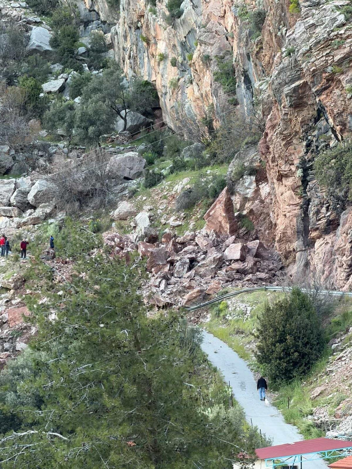 Fethiye’de Kaya Düşmesi Faralya Yolu Ulaşıma Kapandı (5)