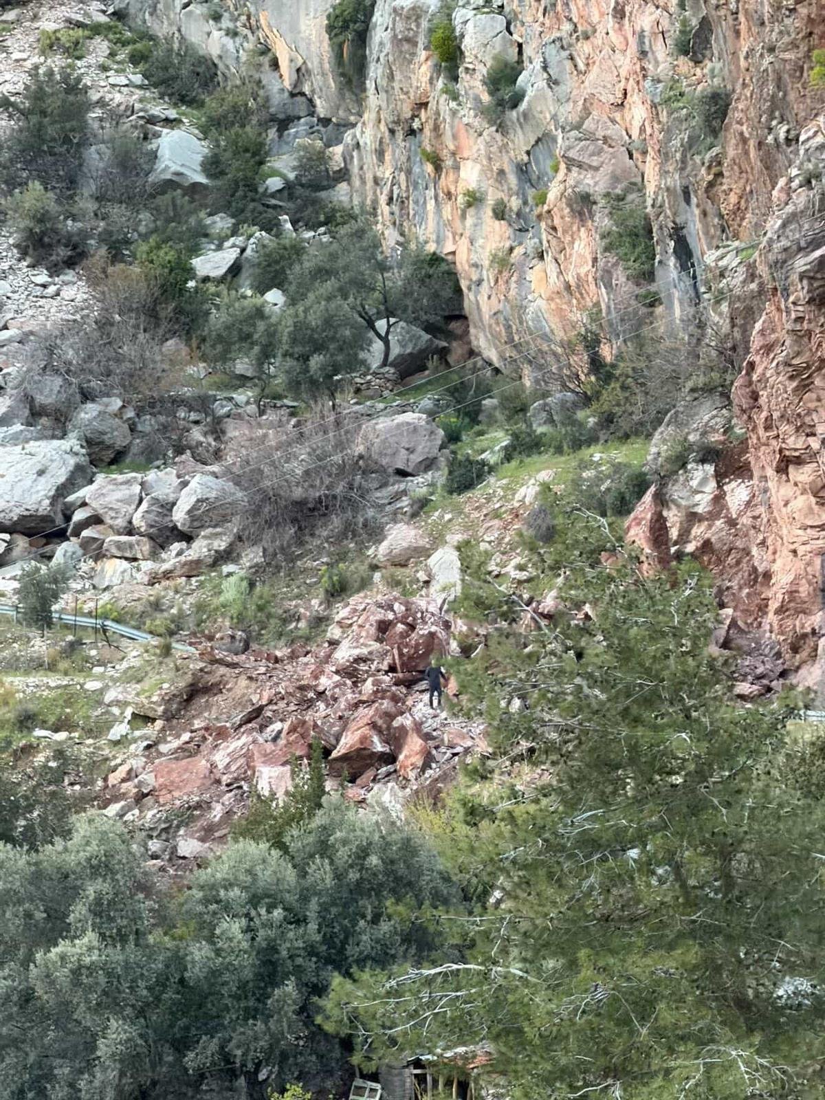 Fethiye’de Kaya Düşmesi Faralya Yolu Ulaşıma Kapandı (7)