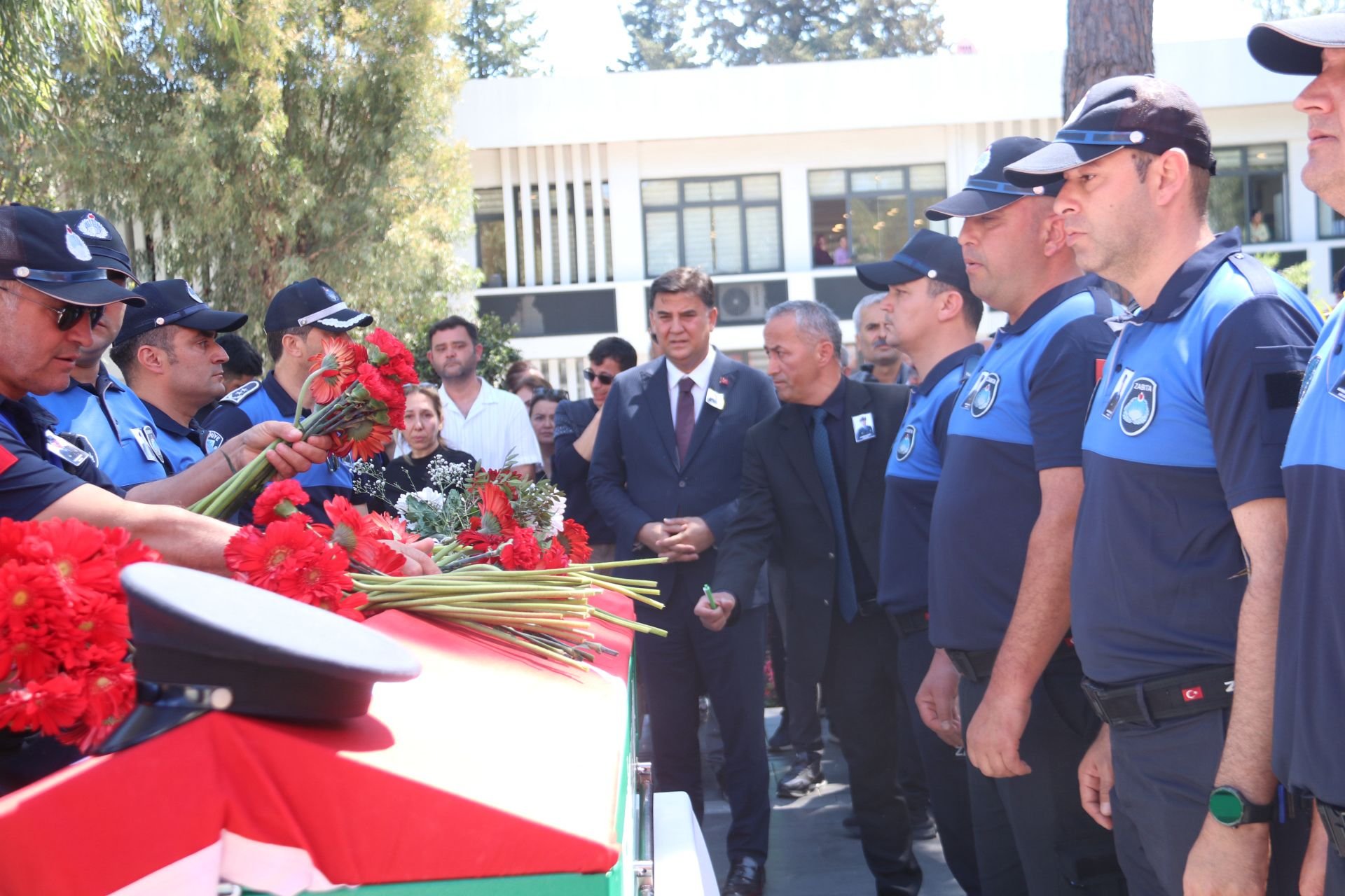 Fethiye’de Zabıta Personeli Kerem Ersoy’a Duygusal Veda (8)