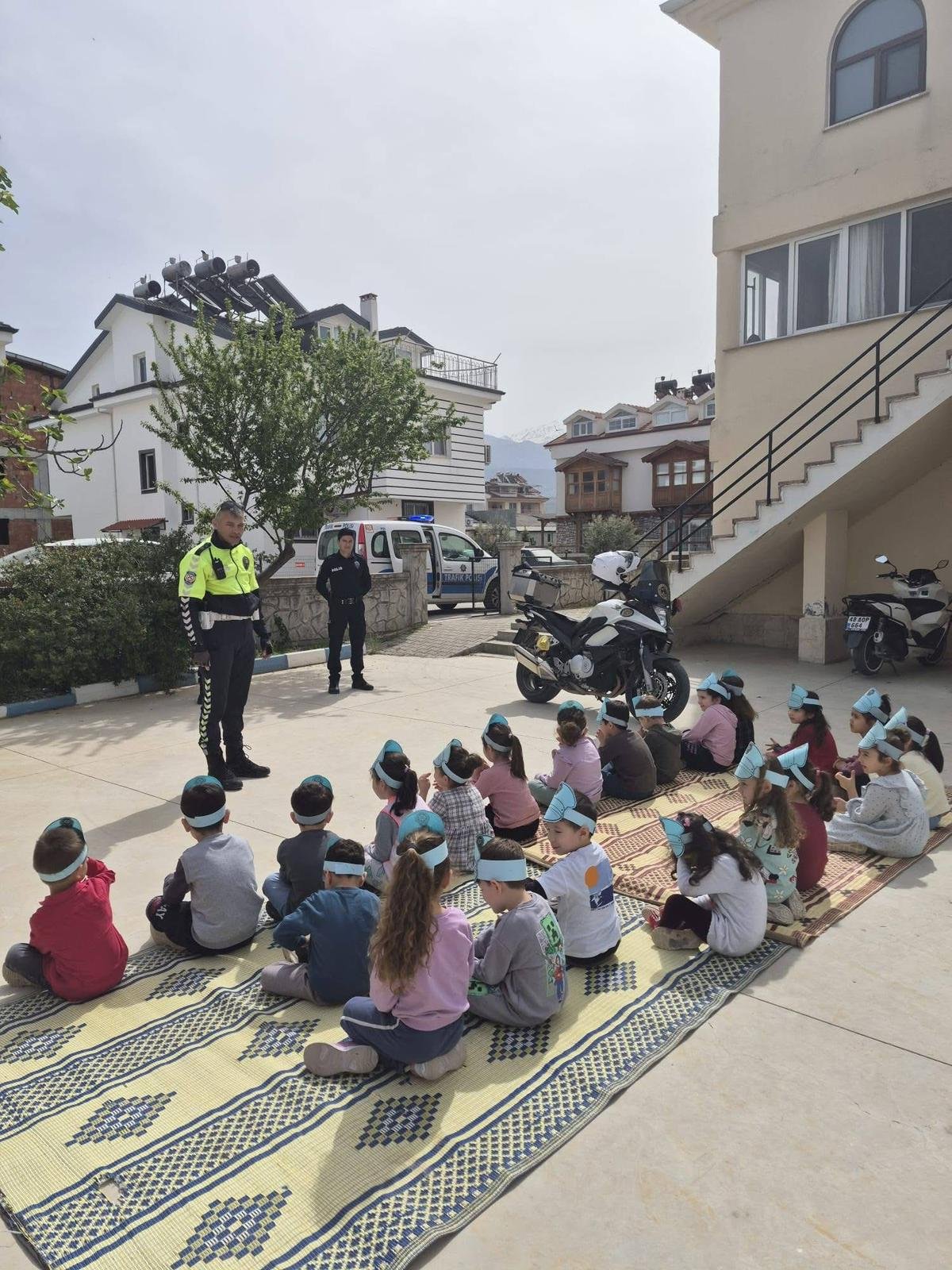 Miniklerden Polislere Anlamlı Karşılama (1)