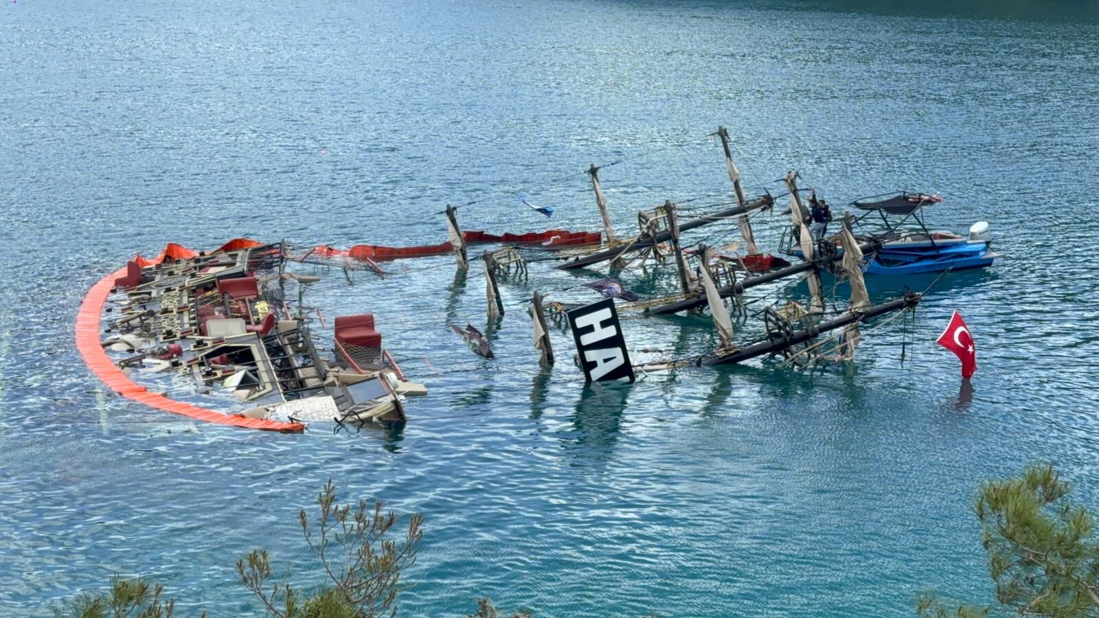 Ölüdeniz'de Batan Tekne Önlem Amaçlı Çevrildi (1)