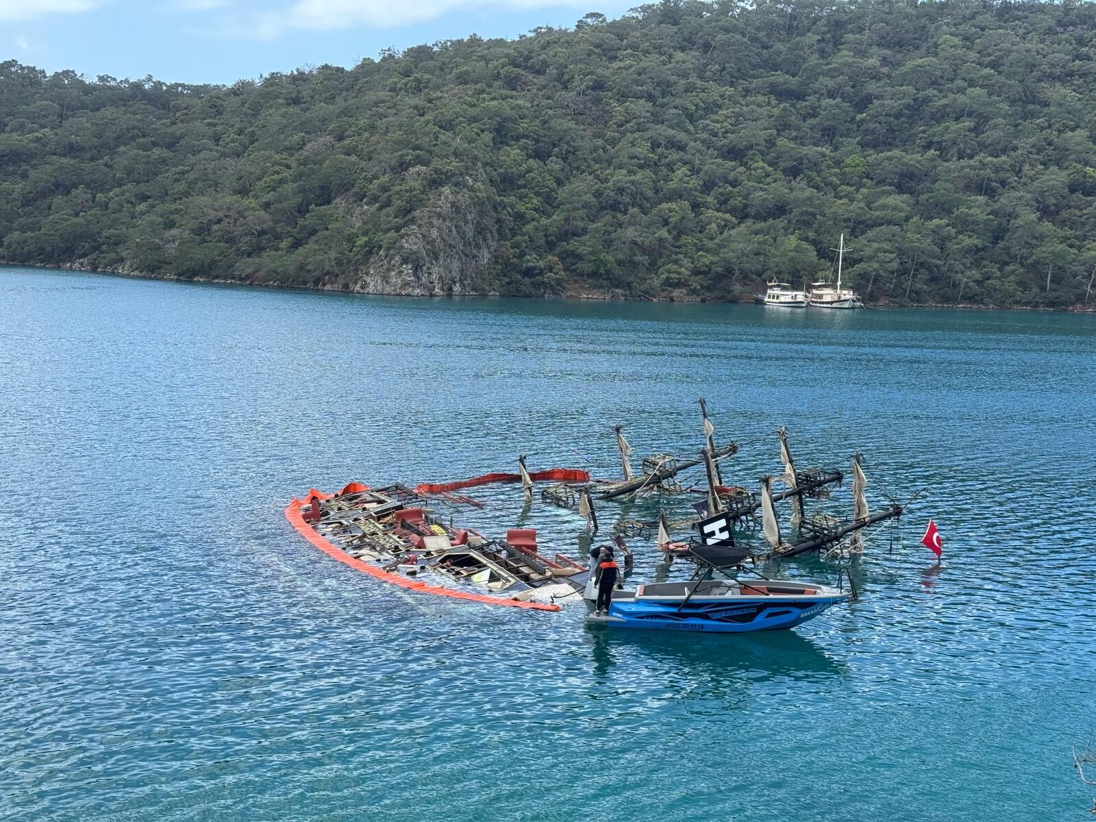 Ölüdeniz'de Batan Tekne Önlem Amaçlı Çevrildi (2)