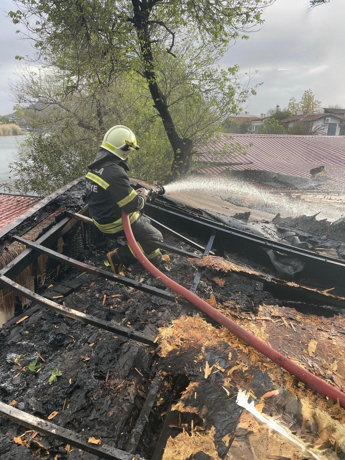 Ortaca’da İşletme Çatısında Yangın Can Kaybı Yok (4)