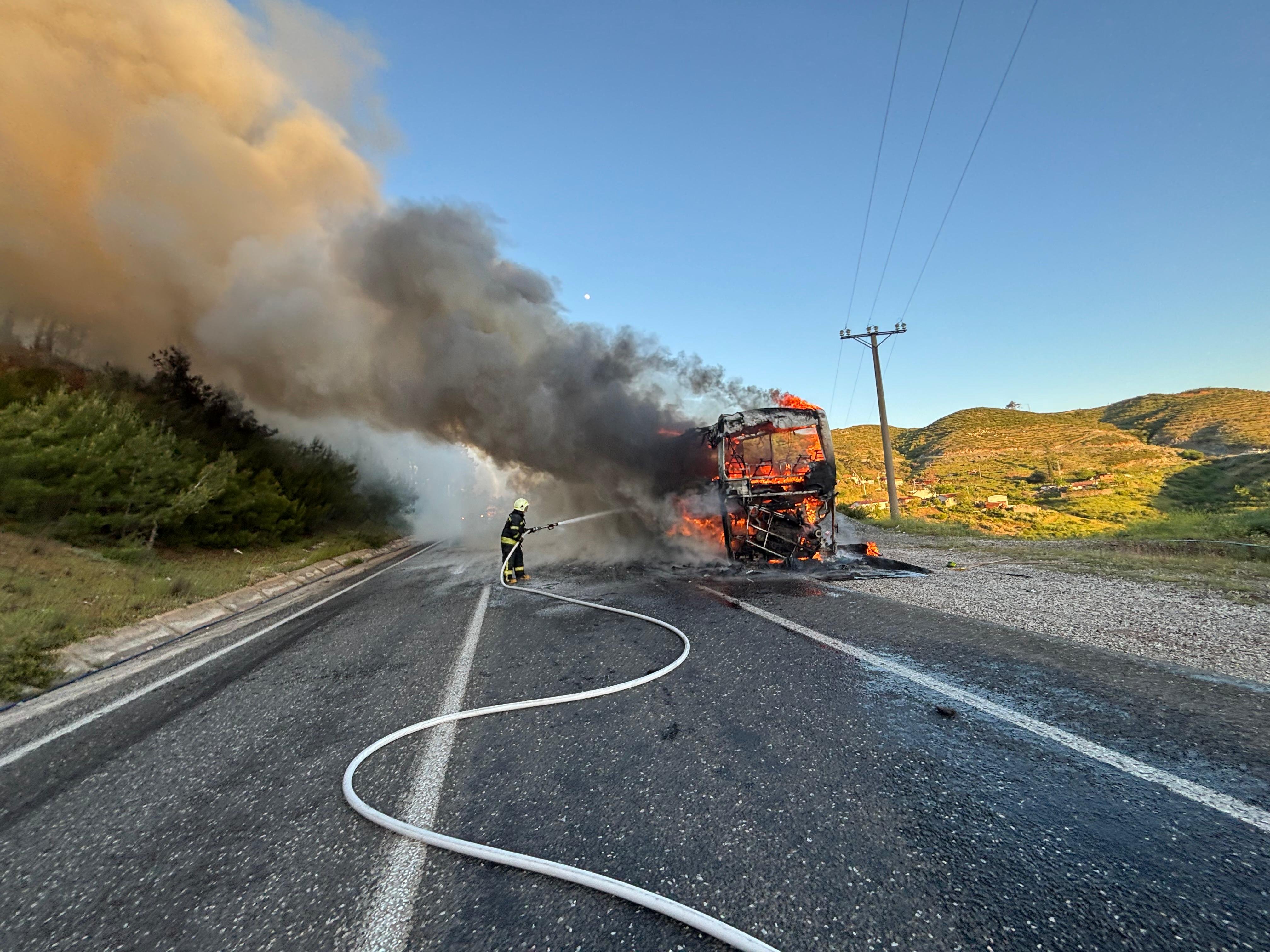Otobüs Alev Topuna Döndü, Yolcular Son Anda Kurtuldu (2)