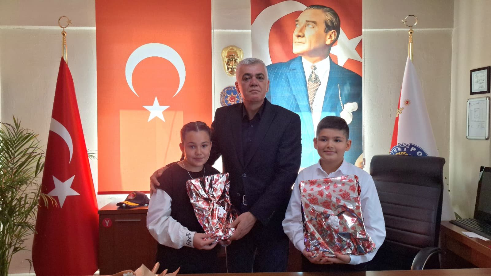 Seydikemer’de Emniyet Müdürlüğü Makamı Miniklere Emanet (4)