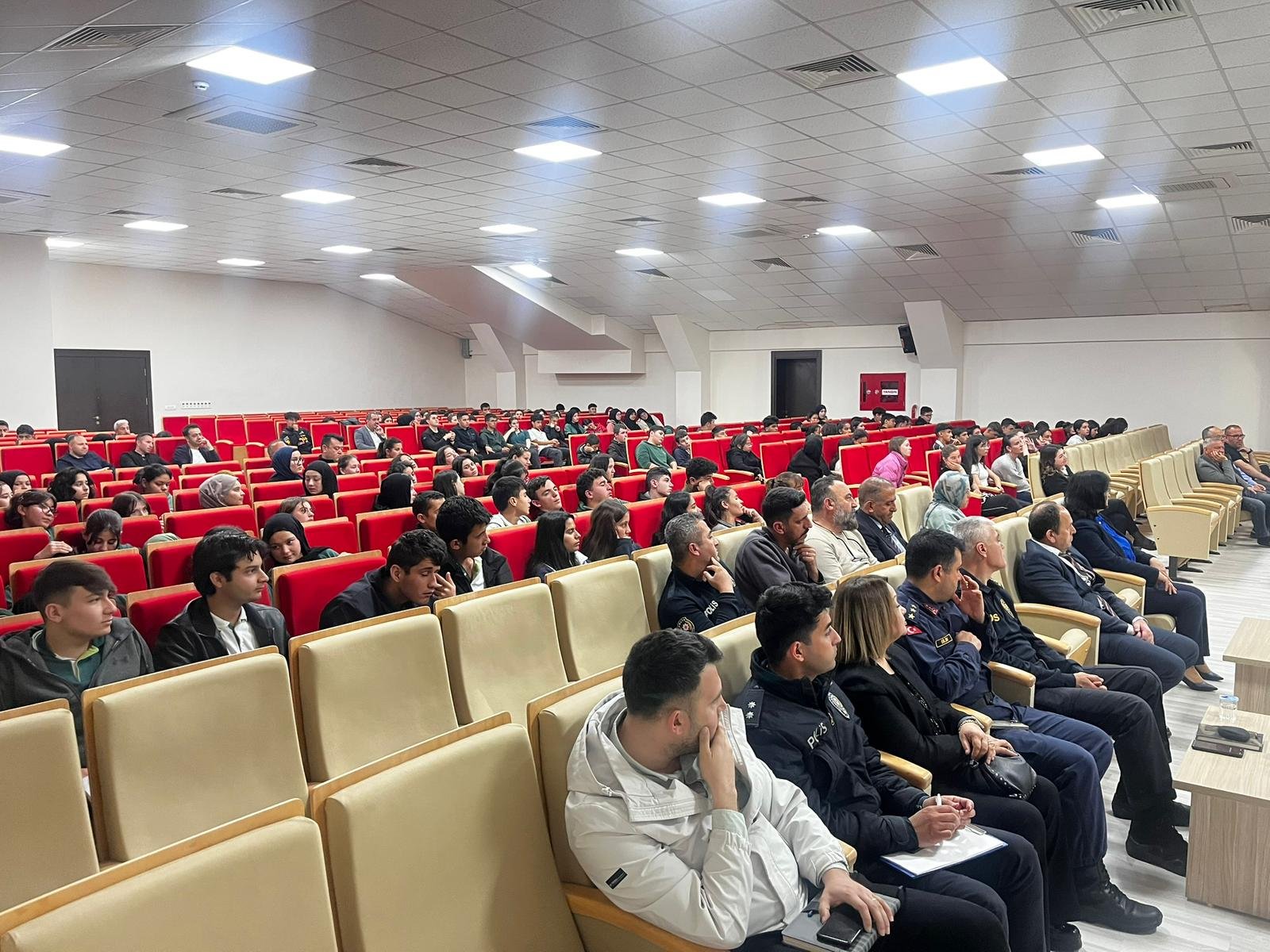 Seydi̇kemer’de Öğrenci̇lere Si̇ber Güvenli̇k Semi̇neri̇ (4)