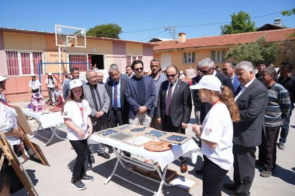 Alaçat Ortaokulu’nda Tübi̇tak 4006 Bi̇li̇m Fuari Açildi (8)
