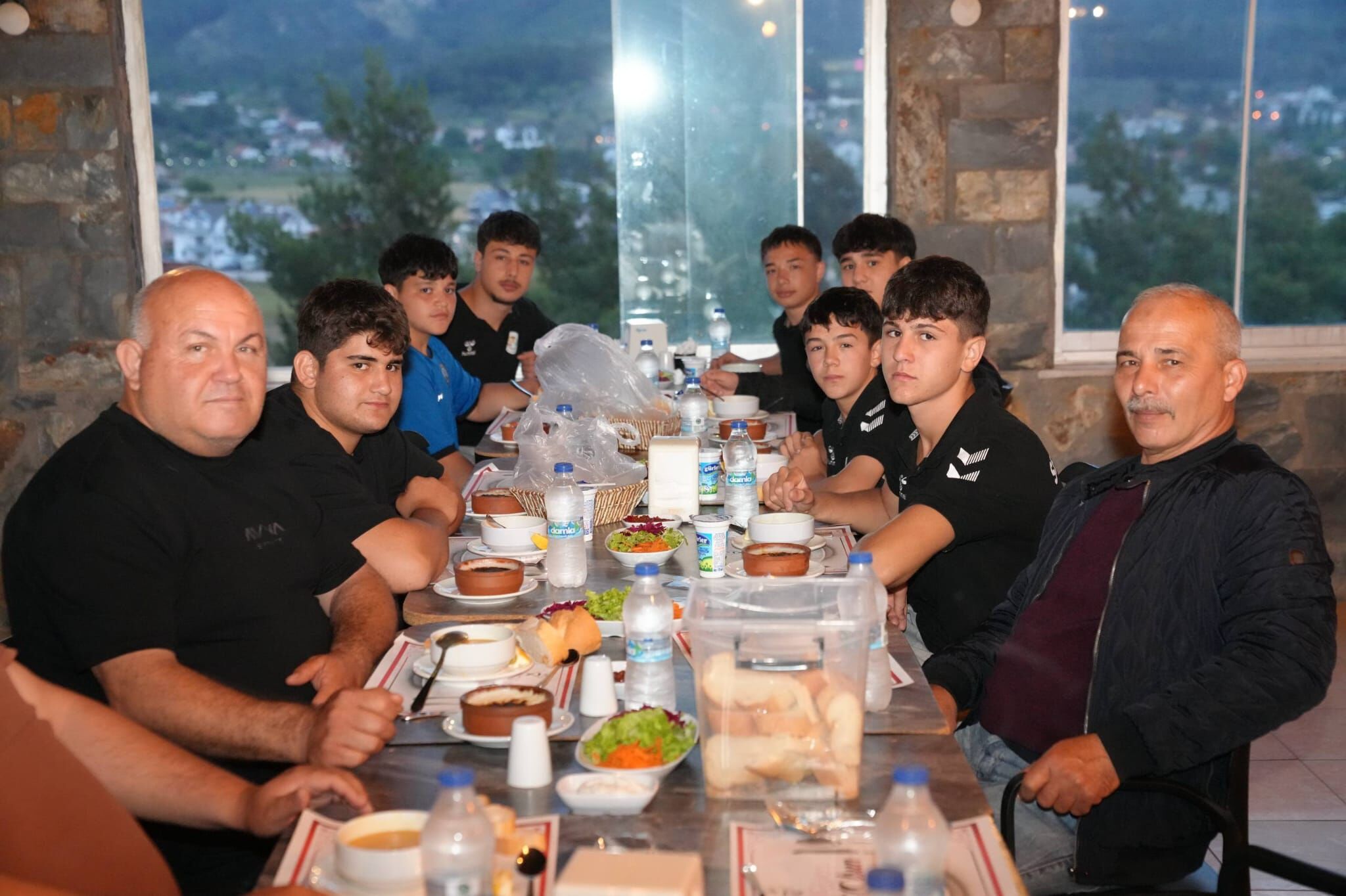 Başkan Akdeni̇zli̇ Güreşçi̇lerle Bi̇r Araya Geldi̇ (1)