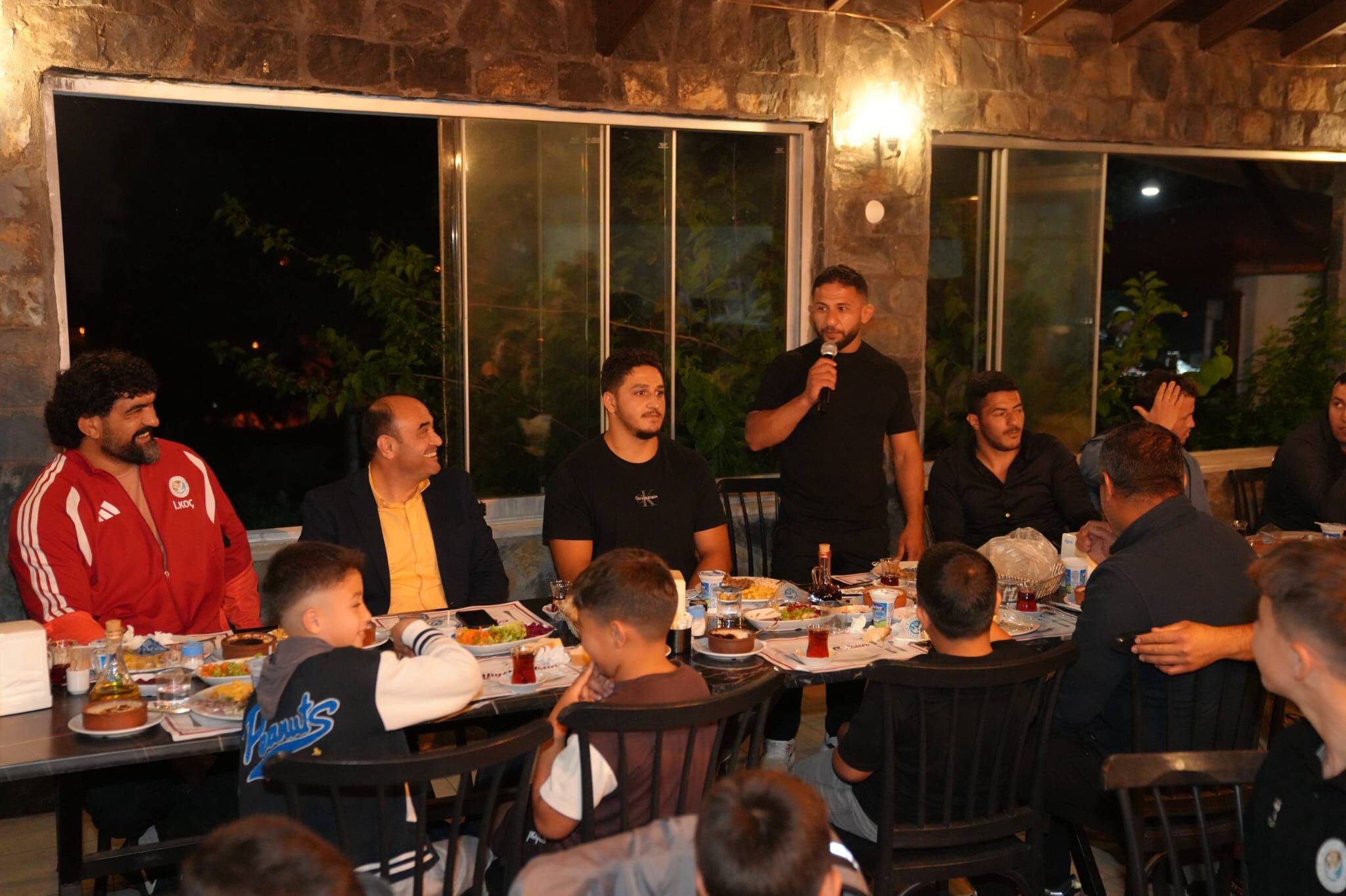 Başkan Akdeni̇zli̇ Güreşçi̇lerle Bi̇r Araya Geldi̇ (10)
