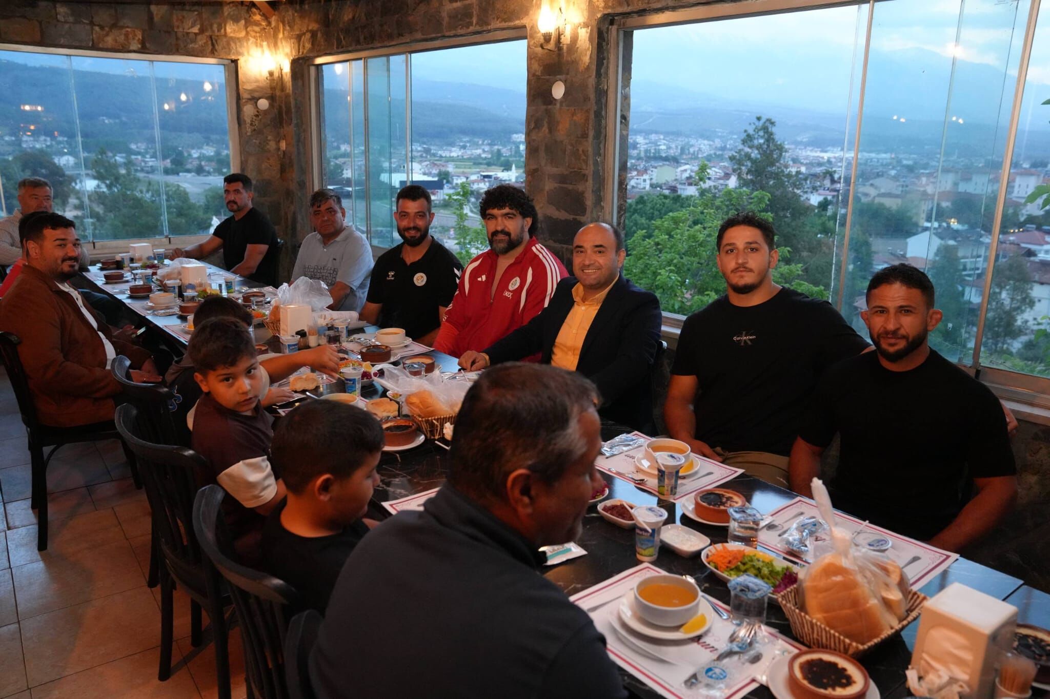 Başkan Akdeni̇zli̇ Güreşçi̇lerle Bi̇r Araya Geldi̇ (2)