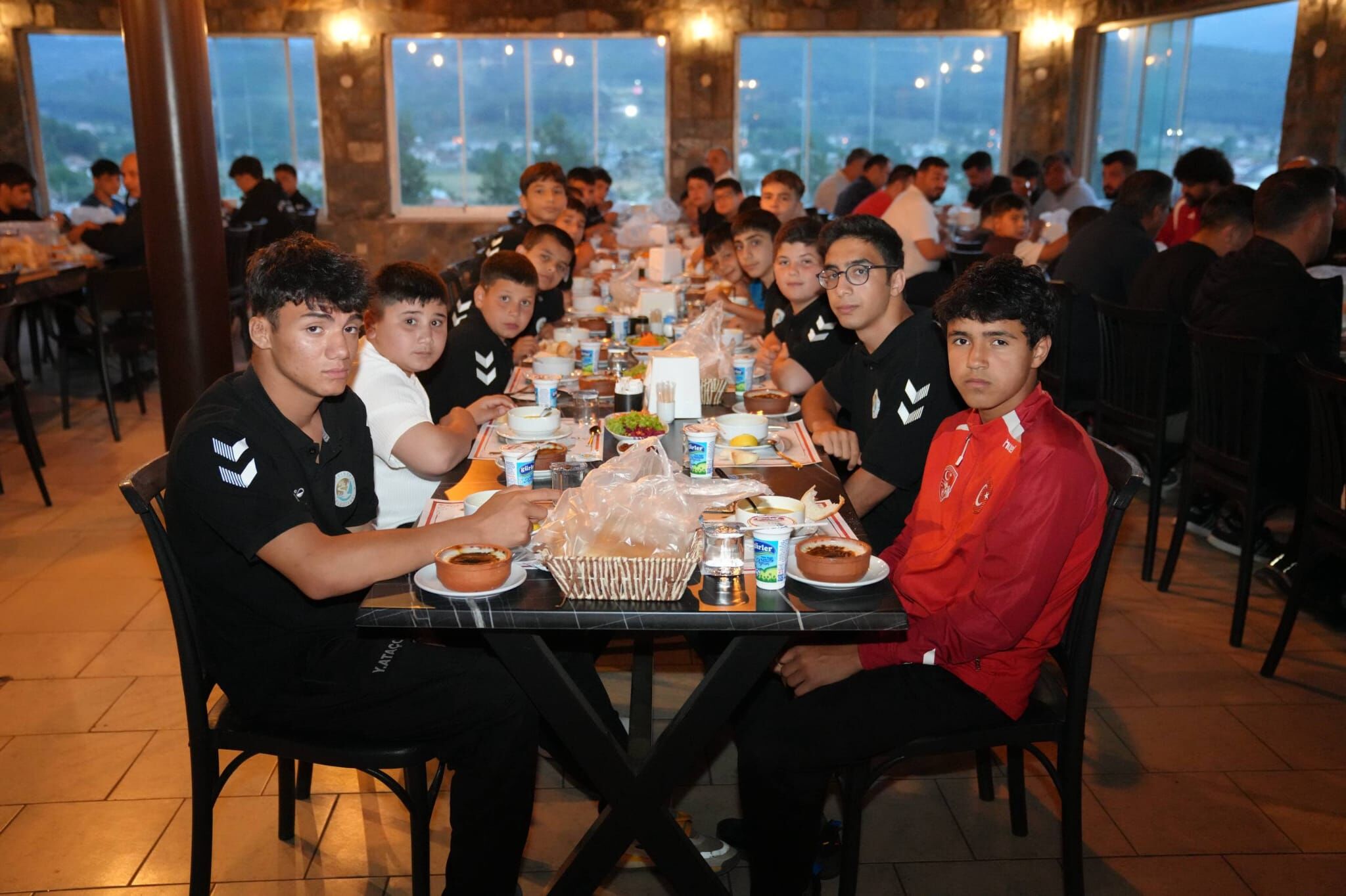 Başkan Akdeni̇zli̇ Güreşçi̇lerle Bi̇r Araya Geldi̇ (3)