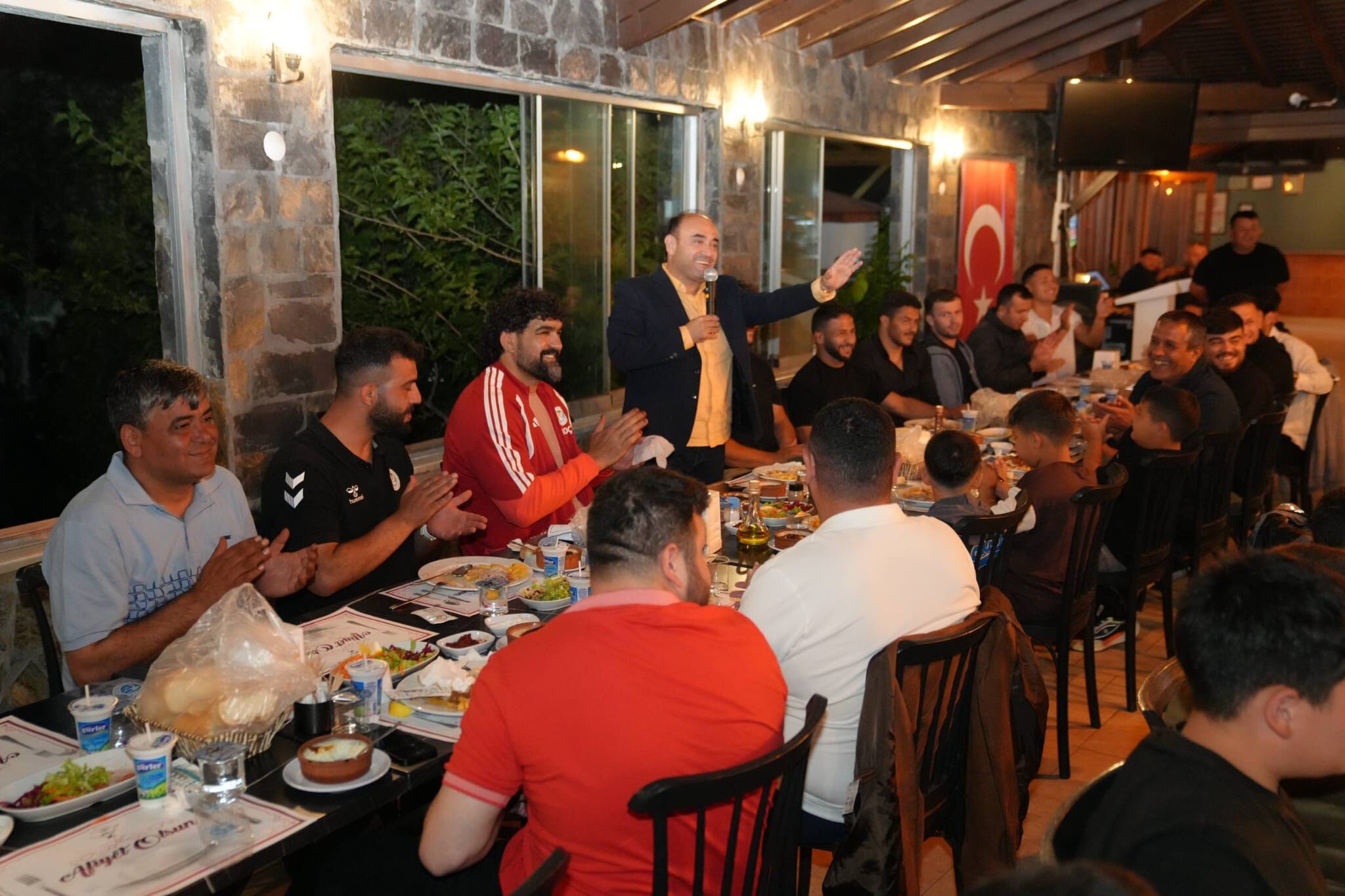 Başkan Akdeni̇zli̇ Güreşçi̇lerle Bi̇r Araya Geldi̇ (6)