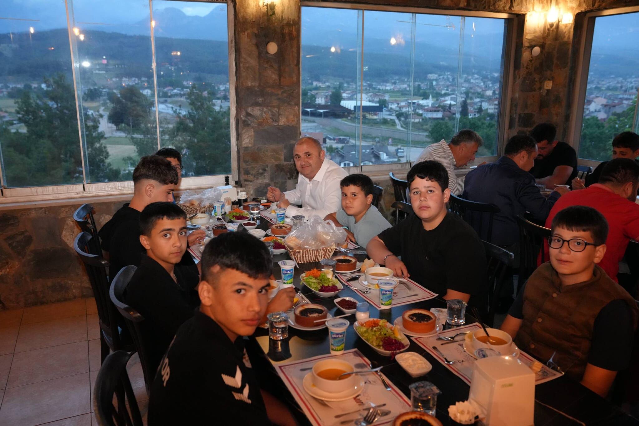 Başkan Akdeni̇zli̇ Güreşçi̇lerle Bi̇r Araya Geldi̇ (7)