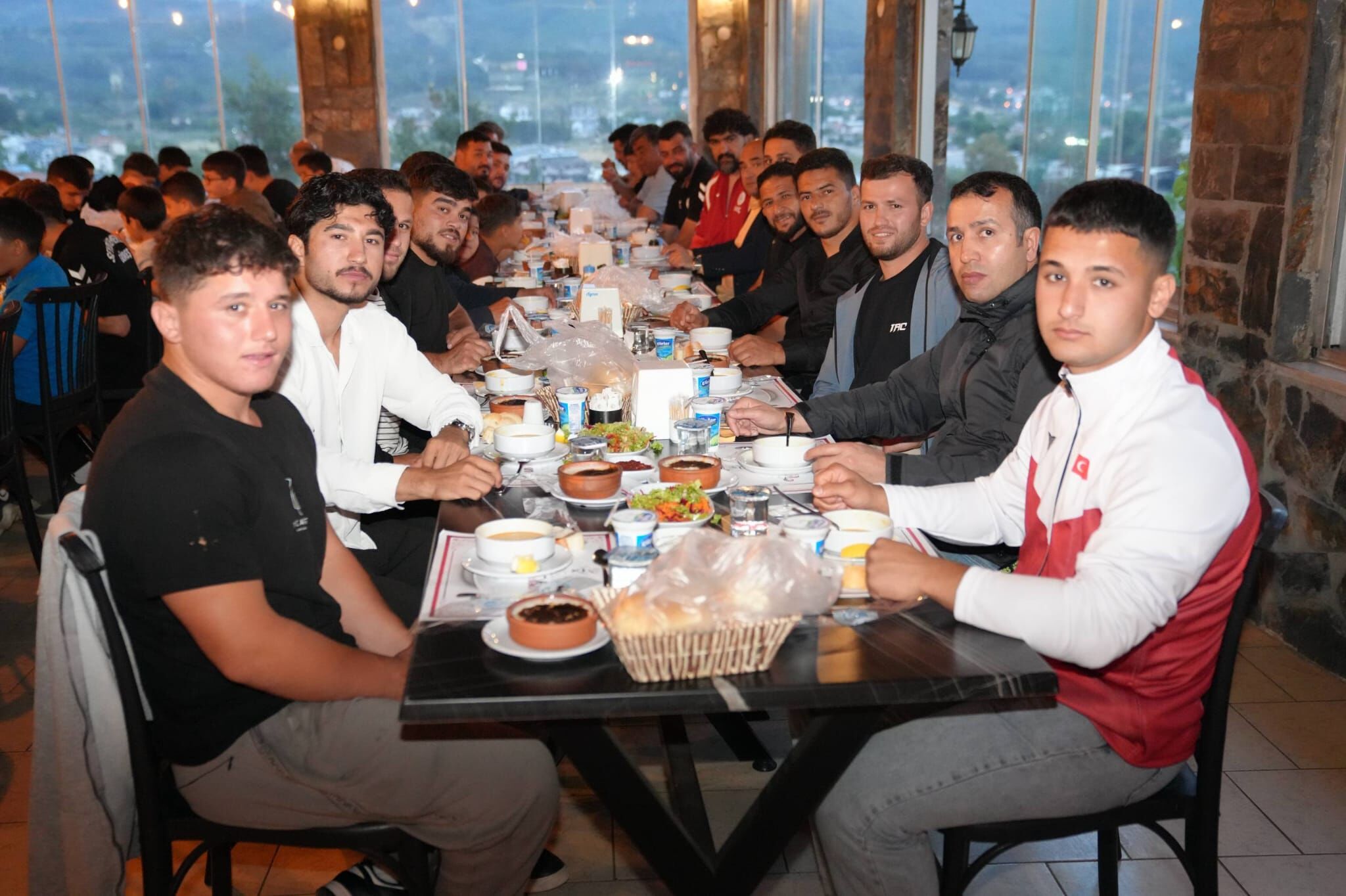 Başkan Akdeni̇zli̇ Güreşçi̇lerle Bi̇r Araya Geldi̇ (8)