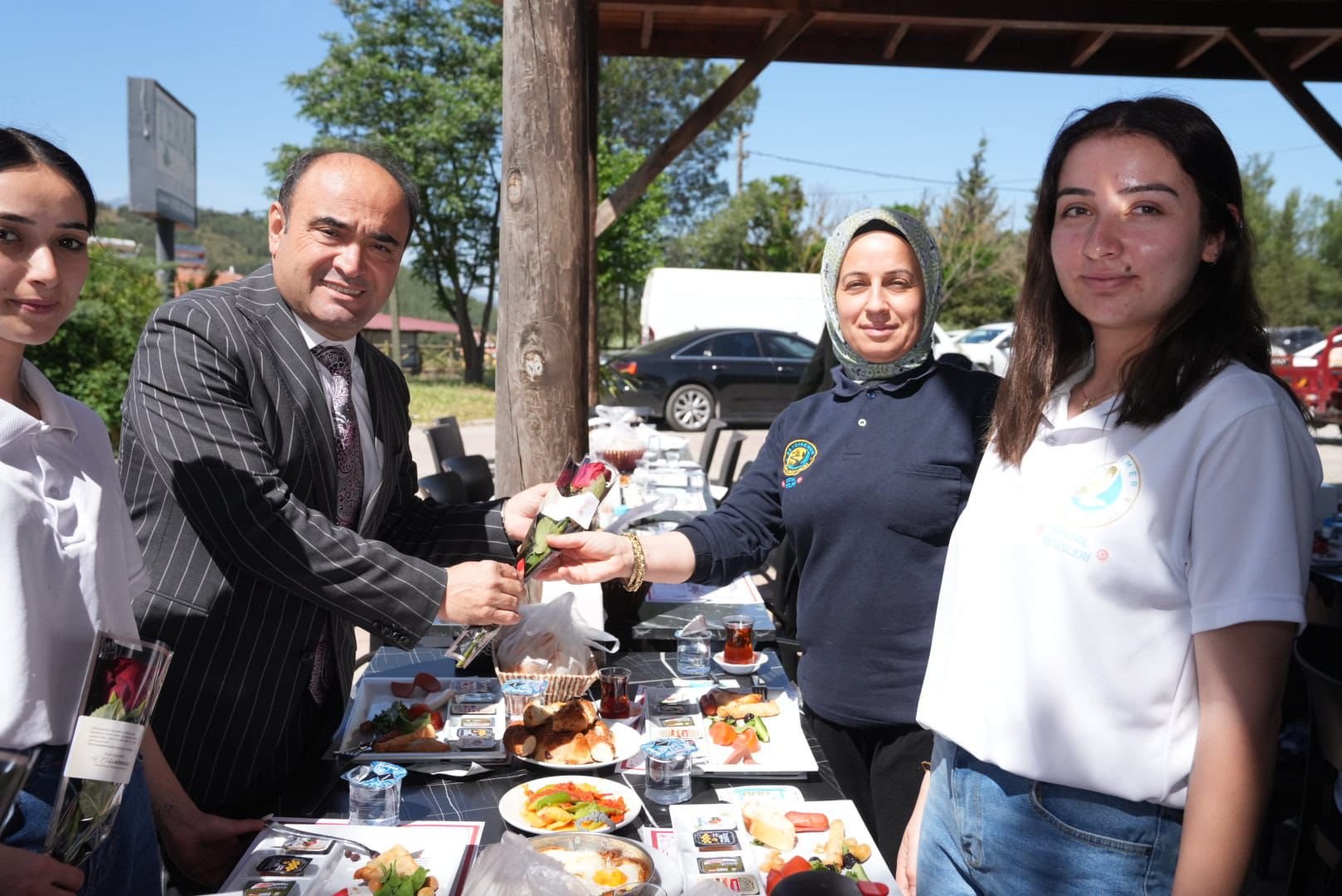 Başkan Akdeni̇zli̇, Kadin Personeli̇n Anneler Günü’nü Kutladi (5)