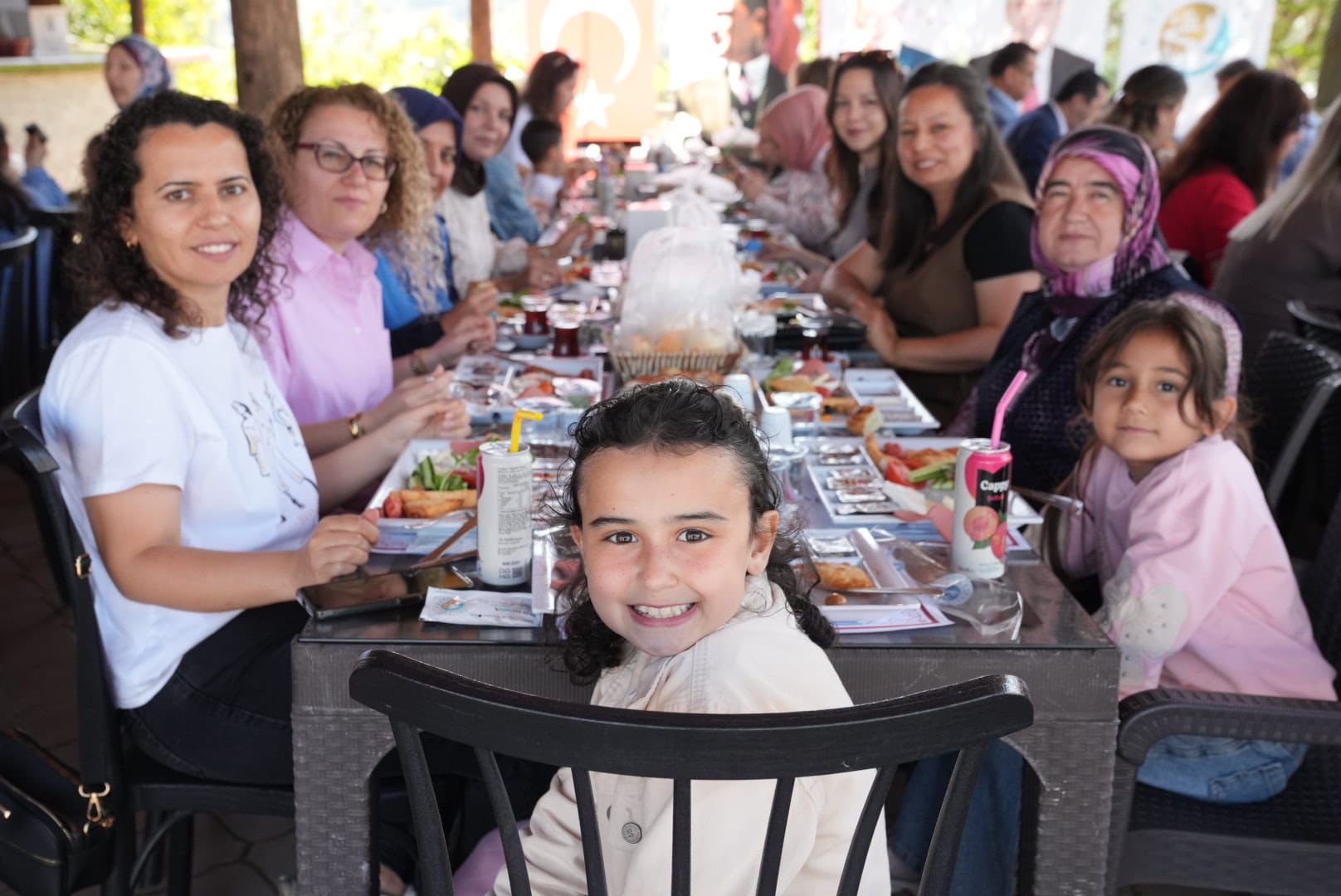 Başkan Akdeni̇zli̇, Kadin Personeli̇n Anneler Günü’nü Kutladi (6)