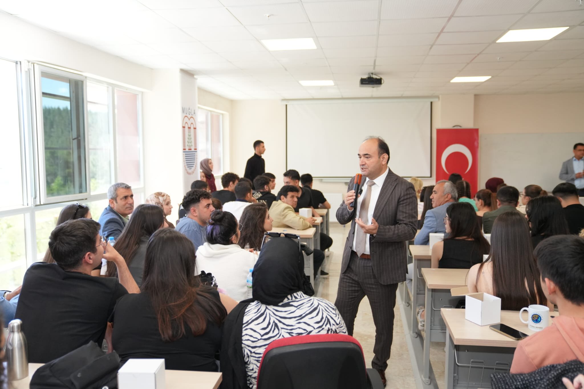 Başkan Akdeni̇zli̇, Üni̇versi̇teli̇ Gençlerle Buluştu (2)
