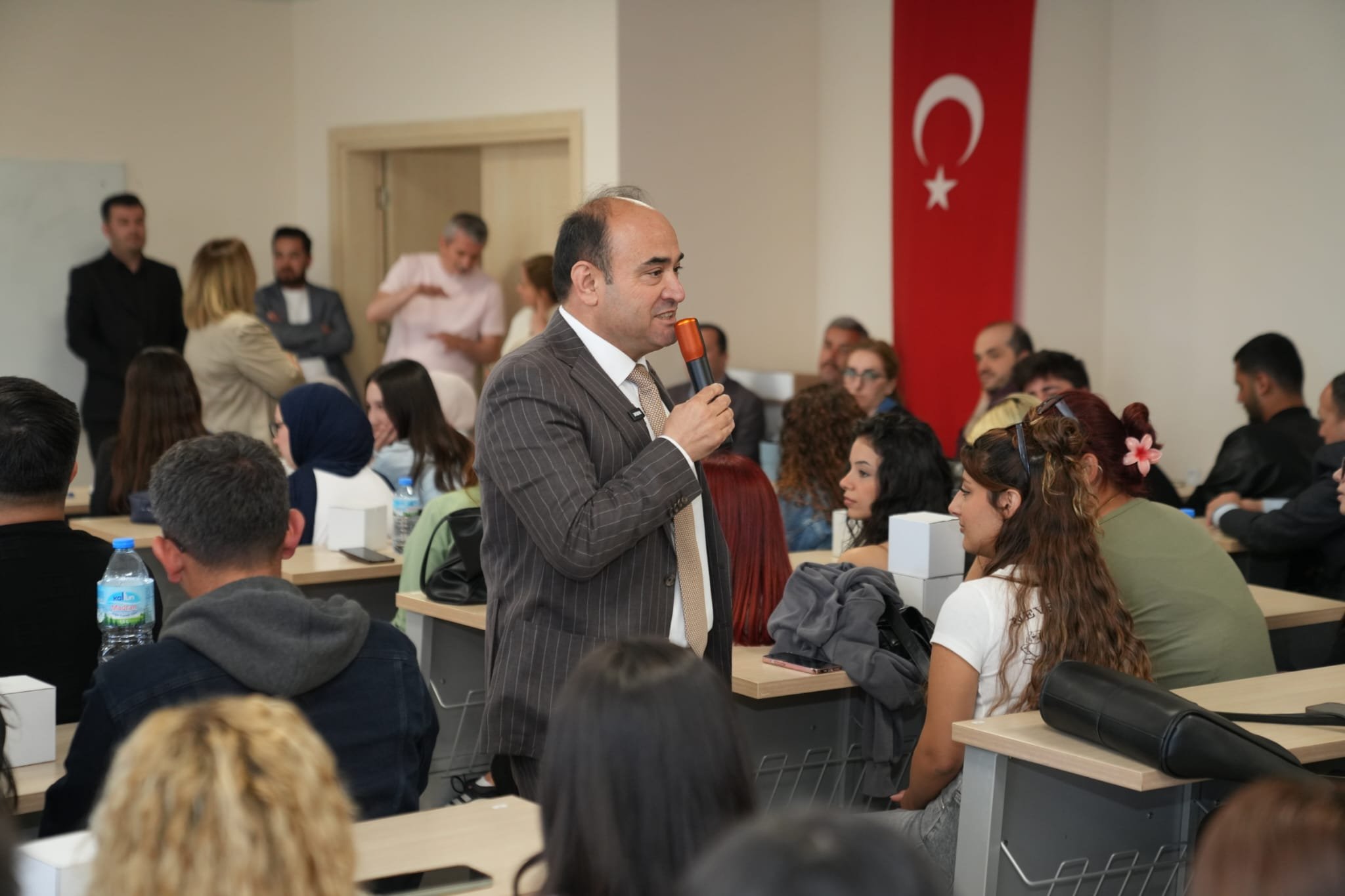 Başkan Akdeni̇zli̇, Üni̇versi̇teli̇ Gençlerle Buluştu (3)