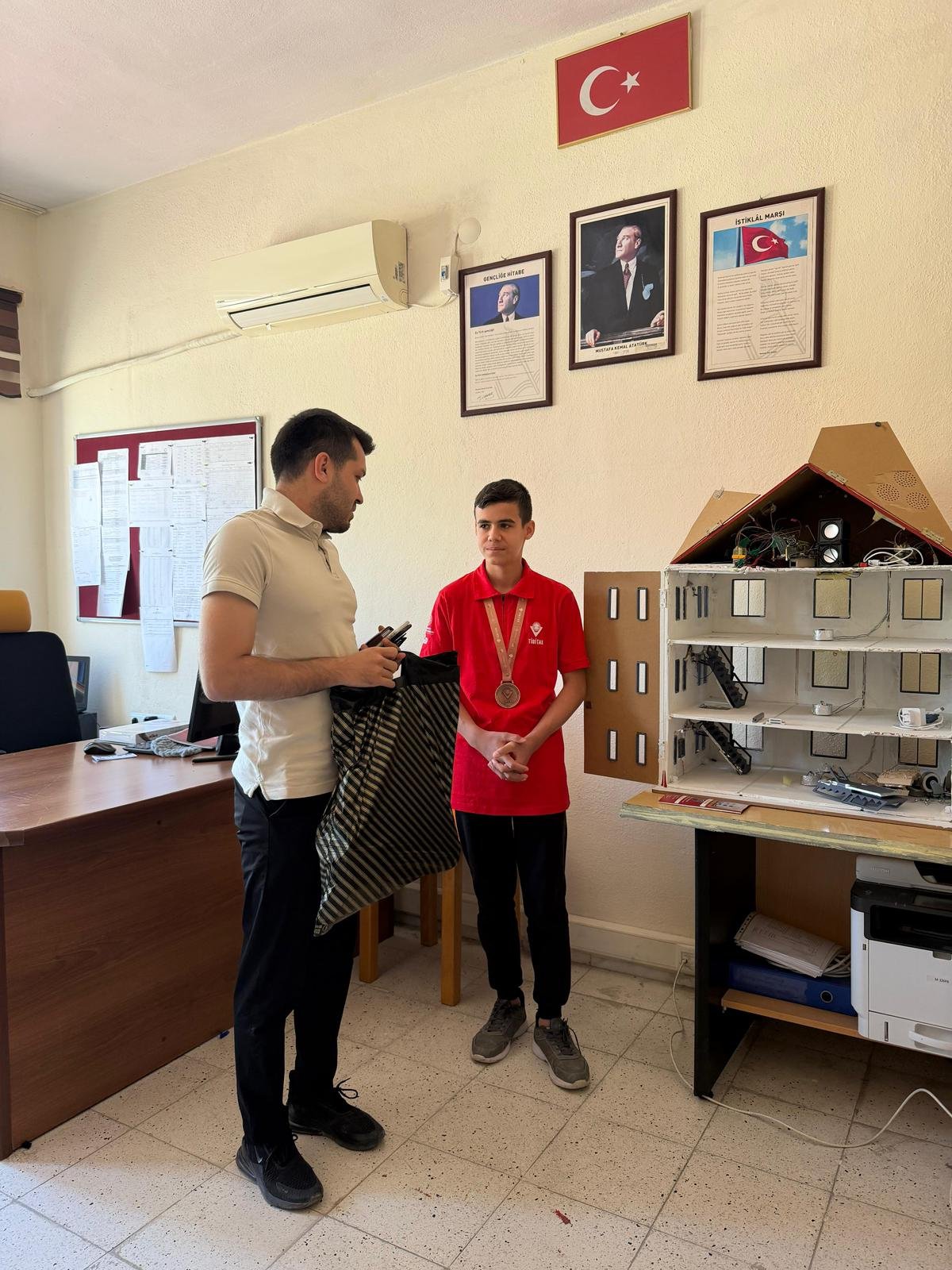Ed Spor Akademi’den Türkiye Derecesi Elde Eden Güneşli Ortaokulu Öğrencilerine Ödül Ve Spor Bursu (1)