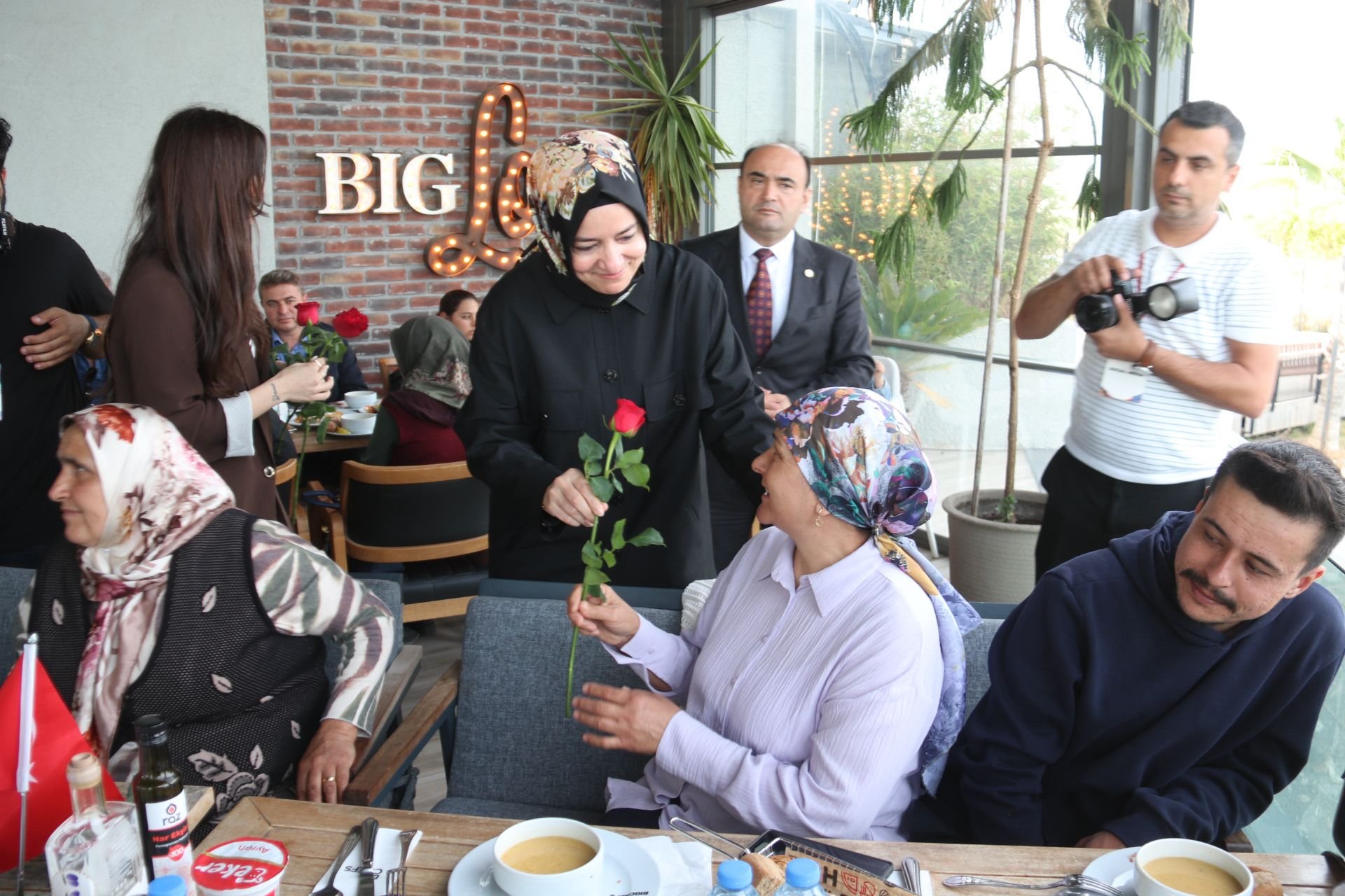 Fatma Betül Sayan Kaya, Fethi̇ye'de Şehi̇t Ai̇leleri̇ Ve Gazi̇lerle Bi̇r Araya Geldi̇ (9)-3