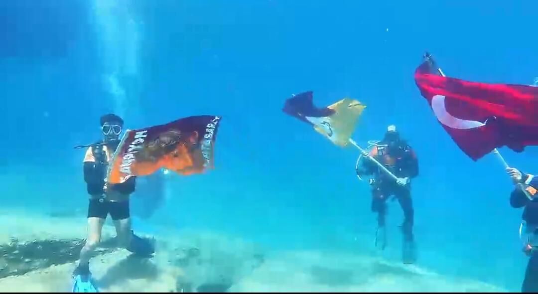 Galatasaray'in Şampi̇yonluk Sevi̇nci̇ni̇ Deni̇z Di̇bi̇nde Kutladilar (2)-1