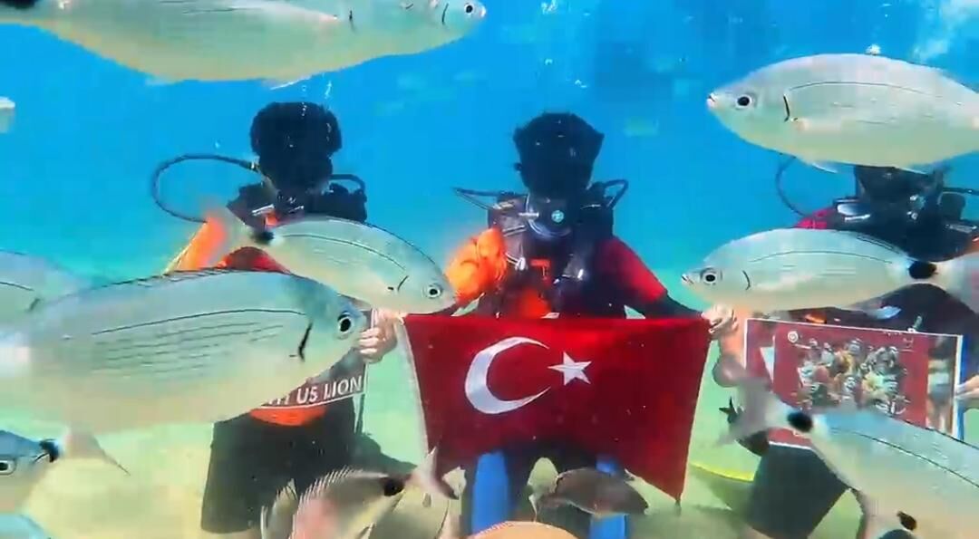 Galatasaray'in Şampi̇yonluk Sevi̇nci̇ni̇ Deni̇z Di̇bi̇nde Kutladilar (4)