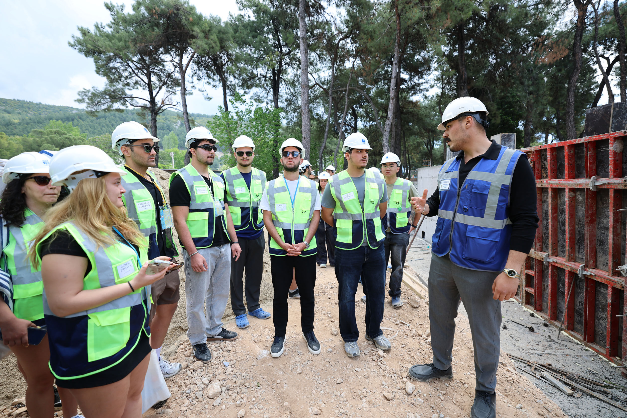 Geleceğin Mühendislerinden Abide Hasan Nuri Öncüer Huzurevi İnşaatı’na Ziyaret (9)