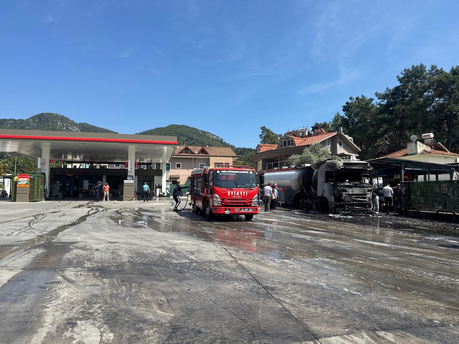 Göcek’te Akaryakıt İstasyonunda Korkutan Tır Yangını (1)-1