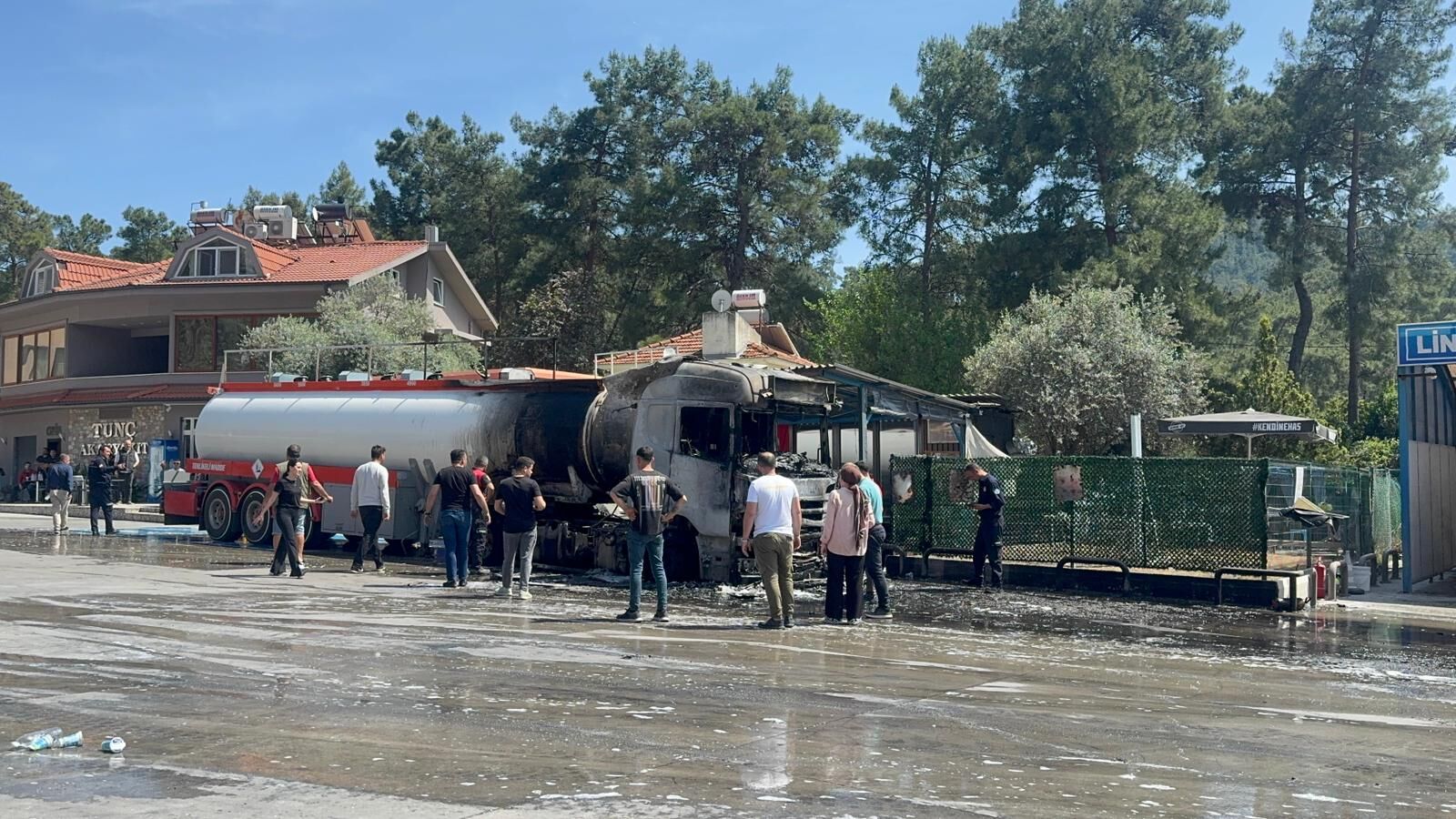 Göcek’te Akaryakıt İstasyonunda Korkutan Tır Yangını (2)-1