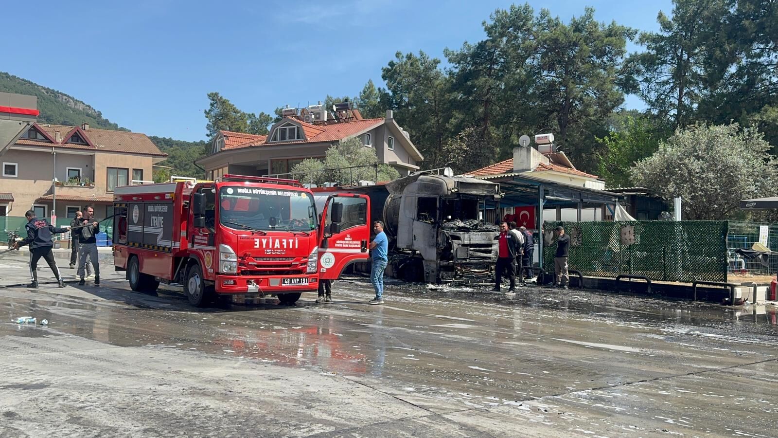 Göcek’te Akaryakıt İstasyonunda Korkutan Tır Yangını (4)-1