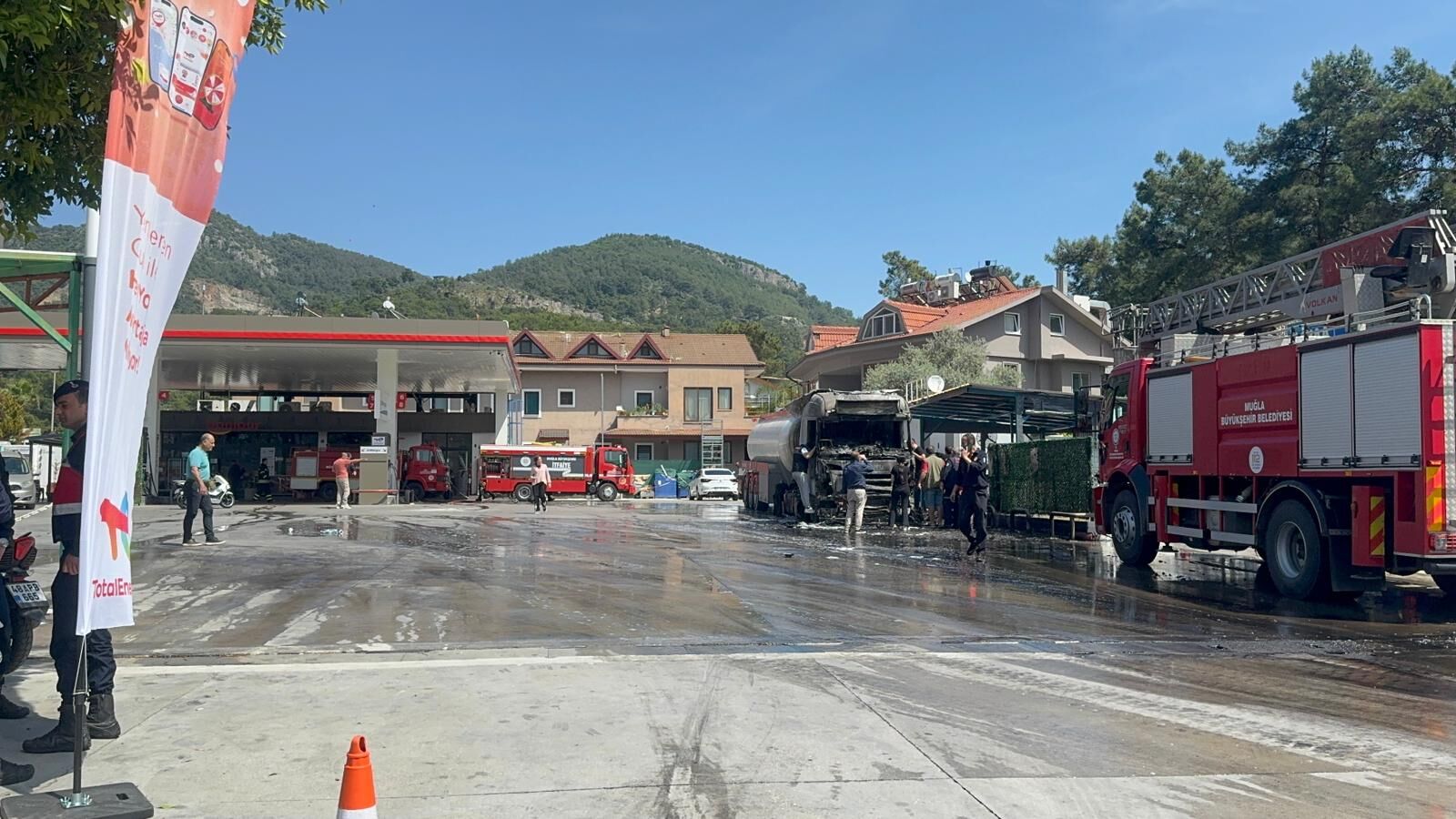 Göcek’te Akaryakıt İstasyonunda Korkutan Tır Yangını (5)-1