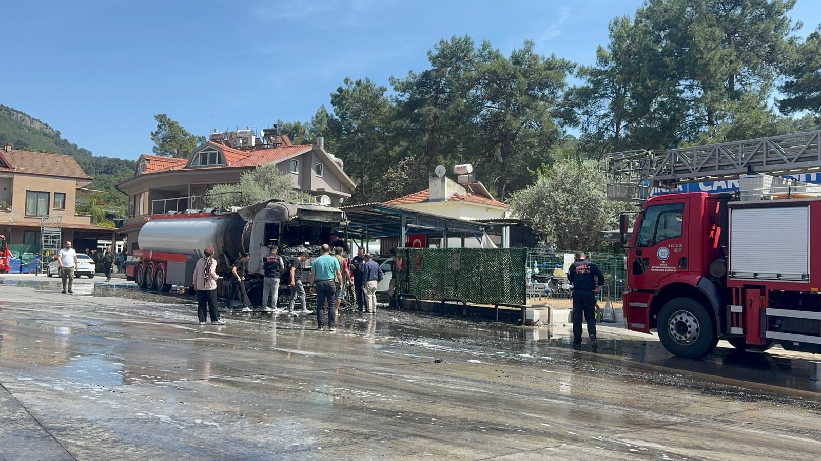 Göcek’te Akaryakıt İstasyonunda Korkutan Tır Yangını (7)-1