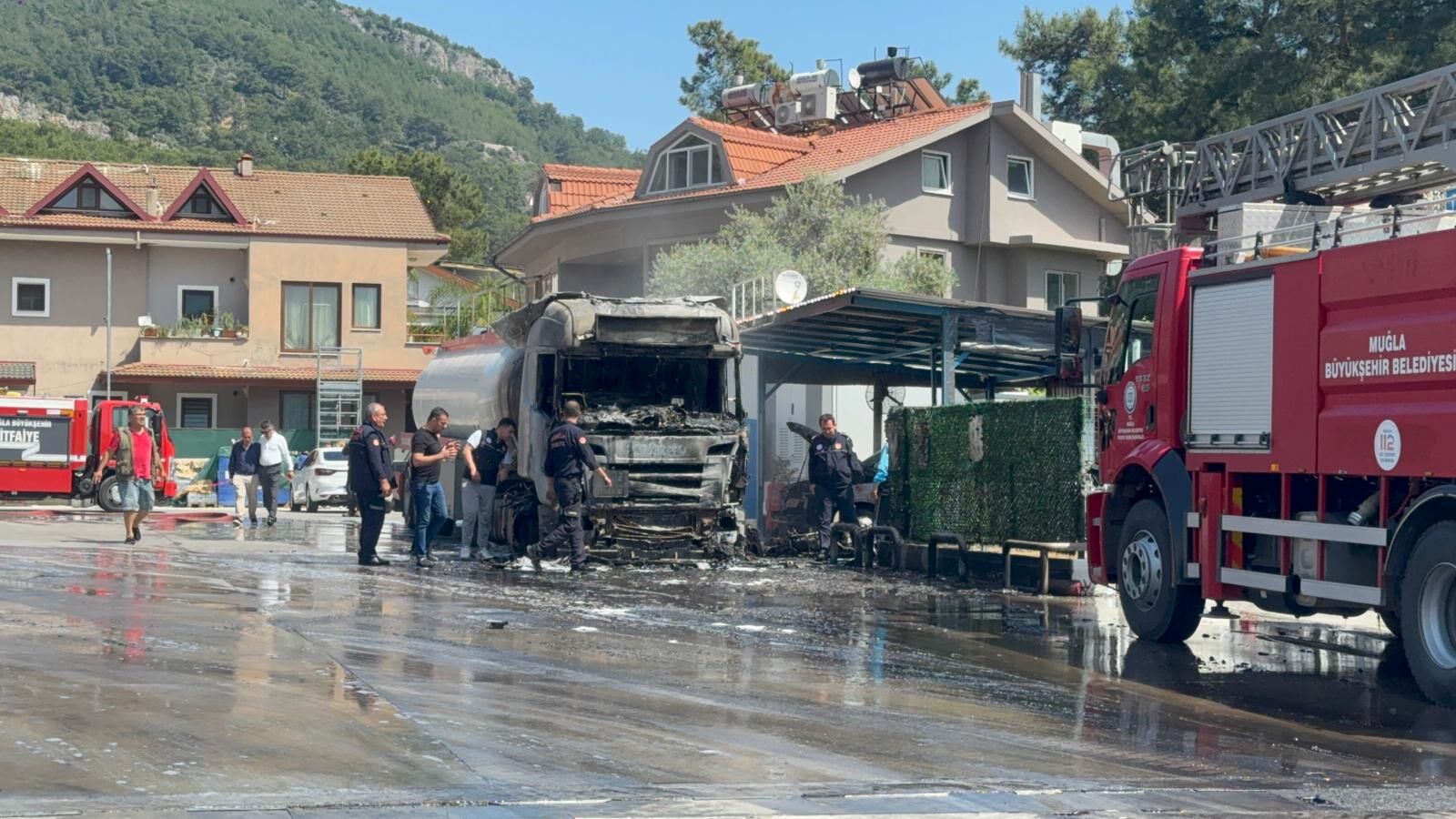 Göcek’te Akaryakıt İstasyonunda Korkutan Tır Yangını (8)-1