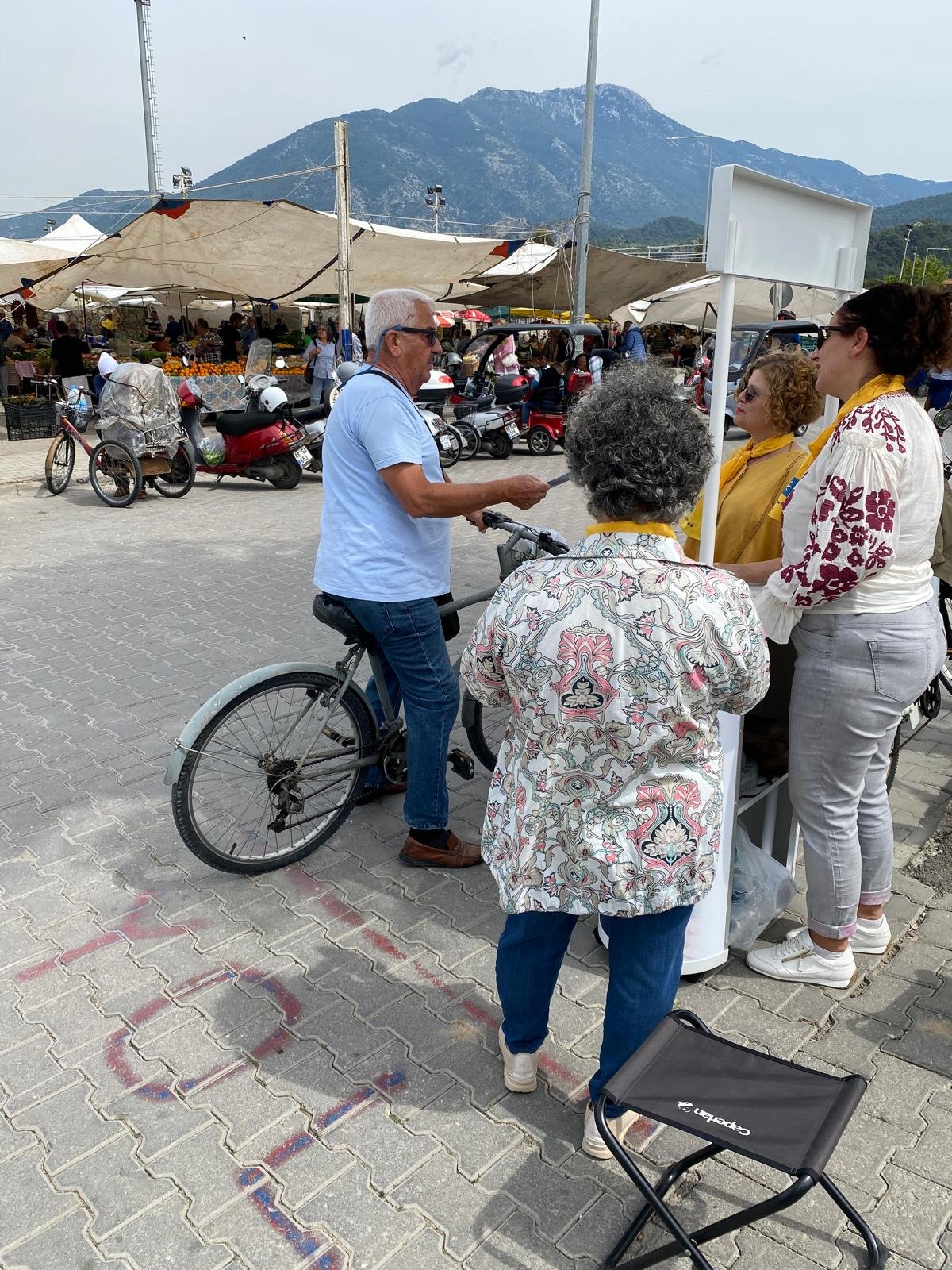 İyi̇ Parti̇’den Fethi̇ye Cuma Pazari’nda Broşürlü Gündem Mesai̇si̇ (1)