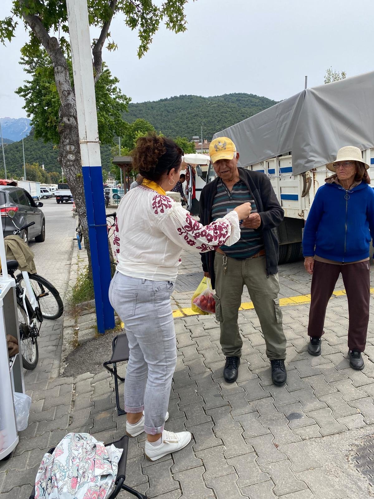 İyi̇ Parti̇’den Fethi̇ye Cuma Pazari’nda Broşürlü Gündem Mesai̇si̇ (4)