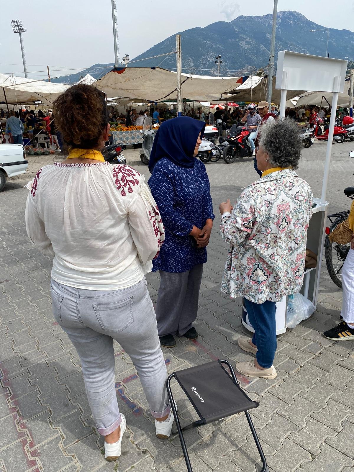 İyi̇ Parti̇’den Fethi̇ye Cuma Pazari’nda Broşürlü Gündem Mesai̇si̇ (8)