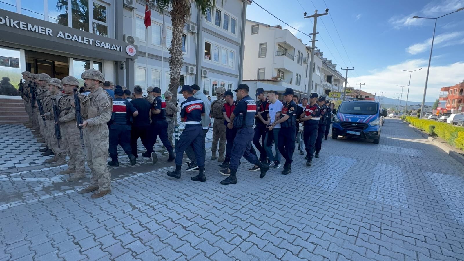 Seydi̇kemer Merkezli̇ “Daltonlar” Operasyonunda 12 Şüpheli̇ Adli̇yeye Sevk Edi̇ldi̇ (3)
