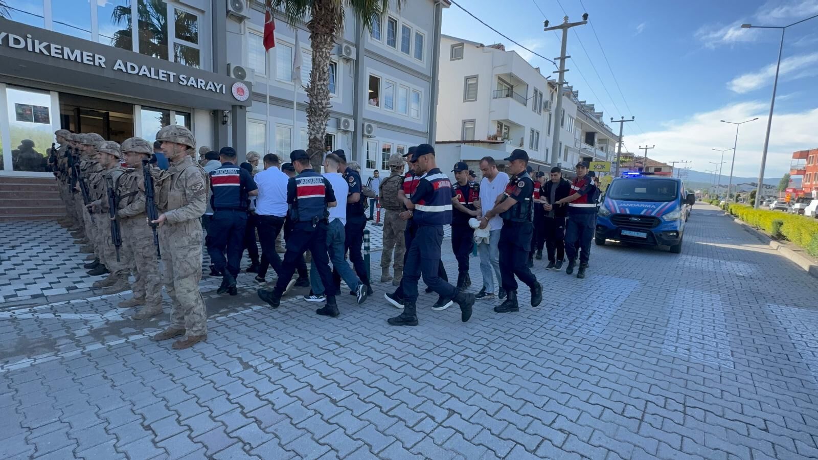 Seydi̇kemer Merkezli̇ “Daltonlar” Operasyonunda 12 Şüpheli̇ Adli̇yeye Sevk Edi̇ldi̇ (4)