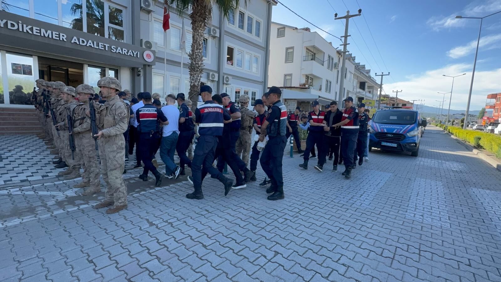 Seydi̇kemer Merkezli̇ “Daltonlar” Operasyonunda 12 Şüpheli̇ Adli̇yeye Sevk Edi̇ldi̇ (5)