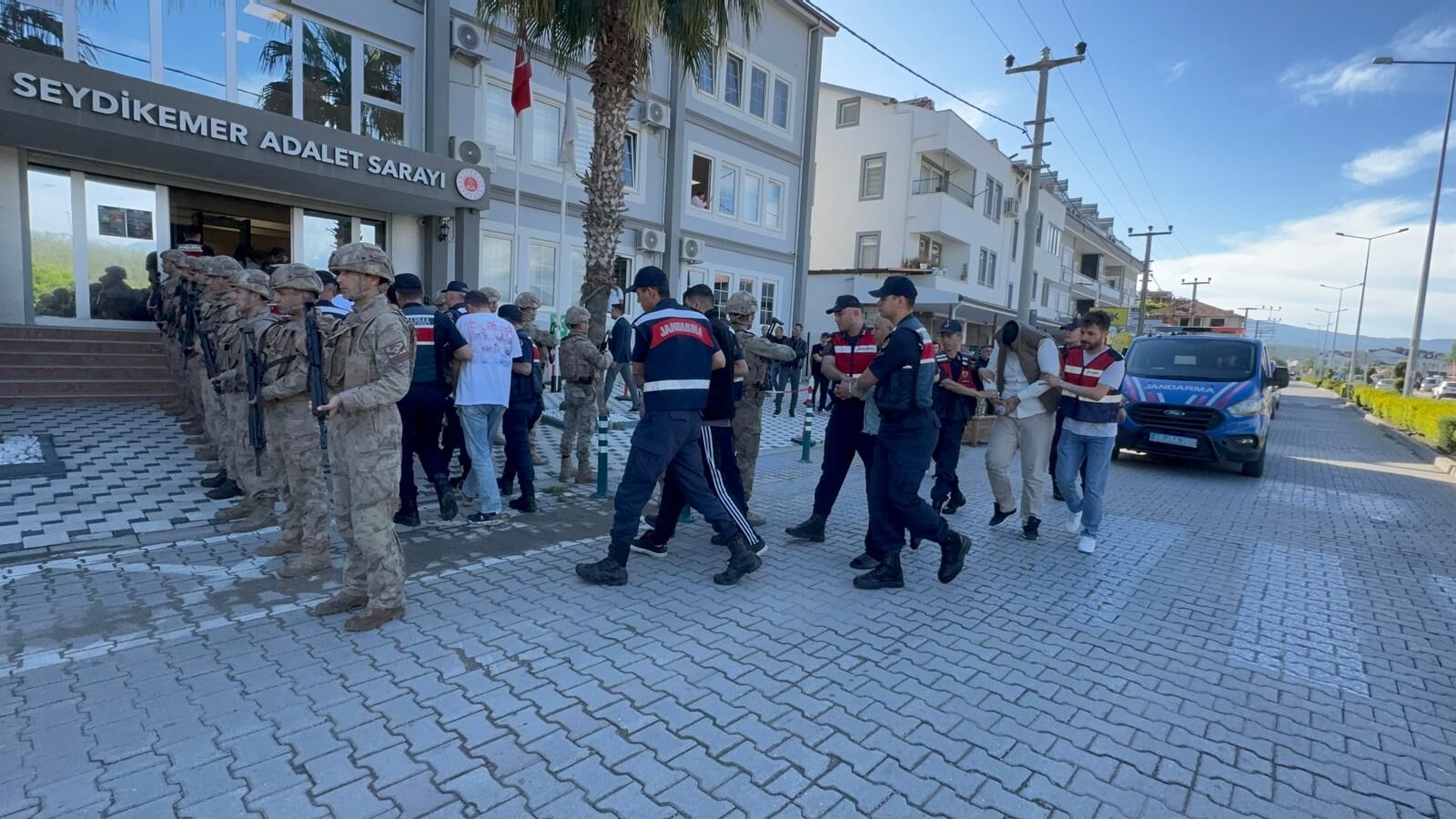 Seydi̇kemer Merkezli̇ “Daltonlar” Operasyonunda 12 Şüpheli̇ Adli̇yeye Sevk Edi̇ldi̇ (6)