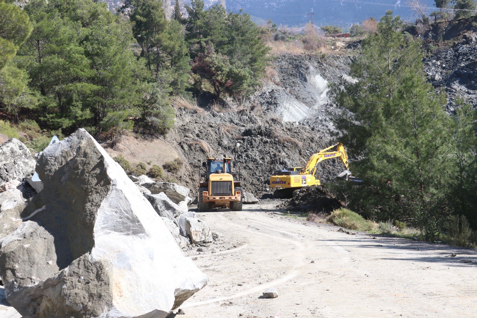 Seydi̇kemer’de Heyelan Nedeni̇yle Kapanan Yol 2,5 Aydir Açilmadi (2)