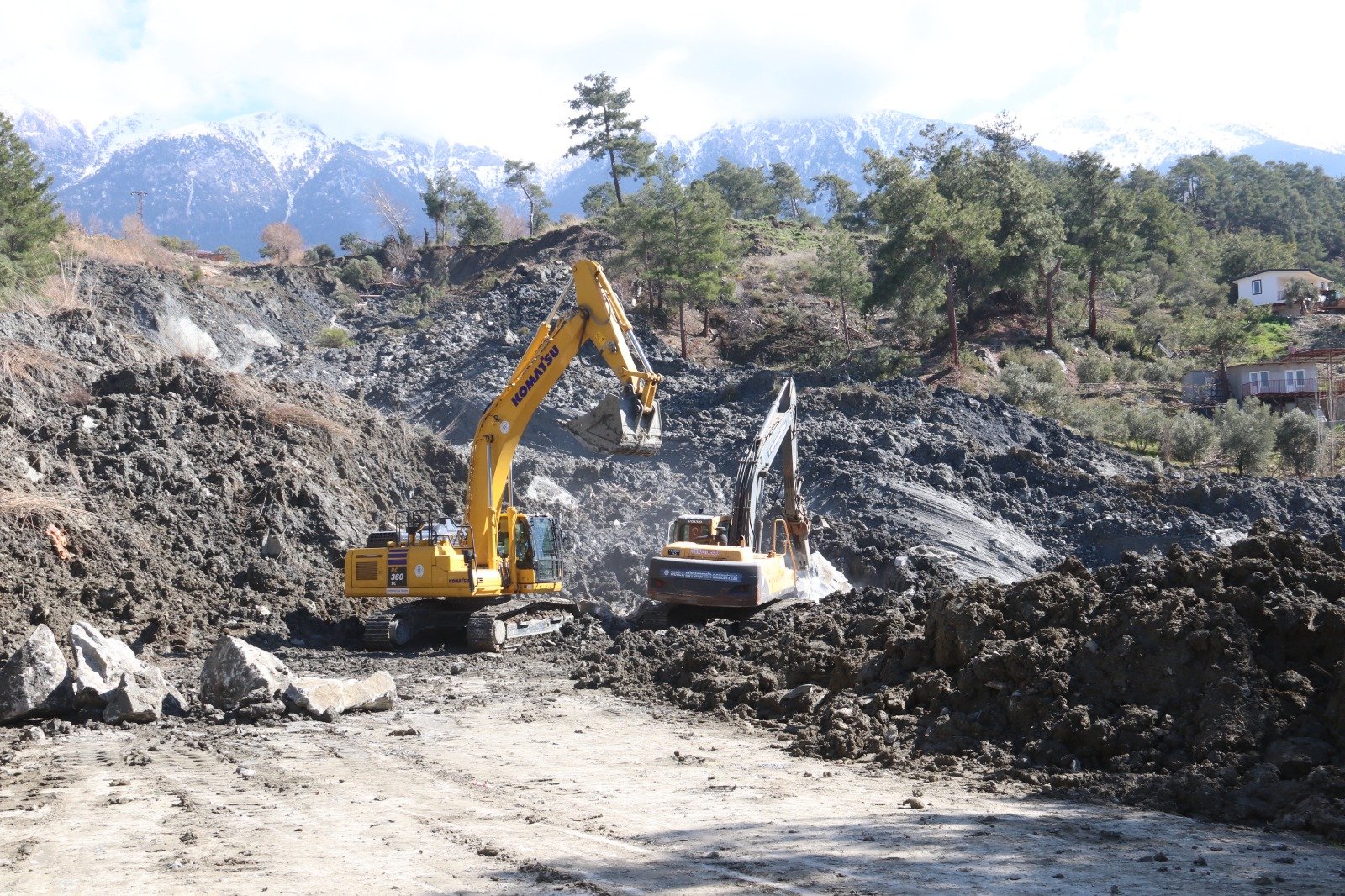 Seydi̇kemer’de Heyelan Nedeni̇yle Kapanan Yol 2,5 Aydir Açilmadi (3)