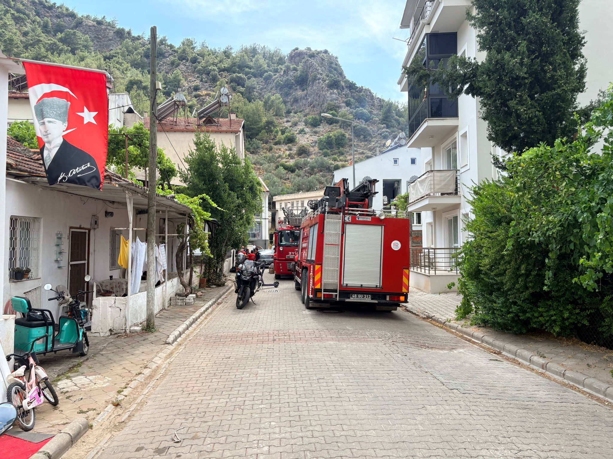 Fethiye’de Çatıda Tehlikeli Eylem Kiremit Attı, Binayı Yakmaya Kalkıştı (2)