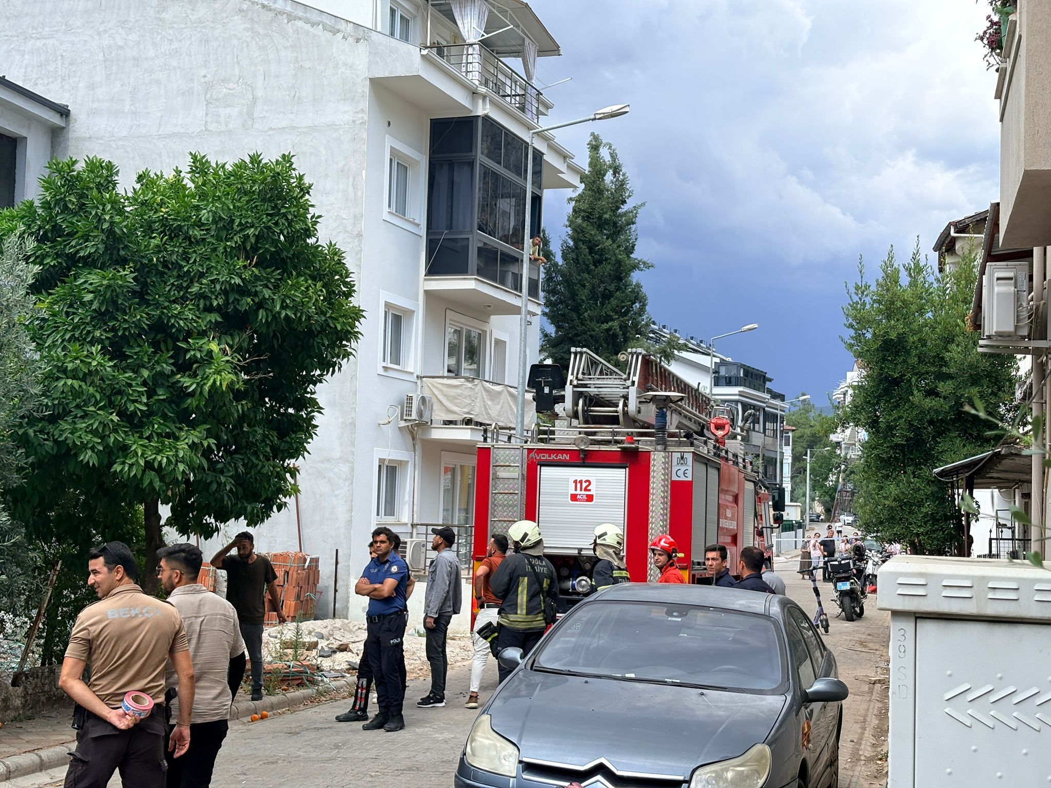 Fethiye’de Çatıda Tehlikeli Eylem Kiremit Attı, Binayı Yakmaya Kalkıştı (5)