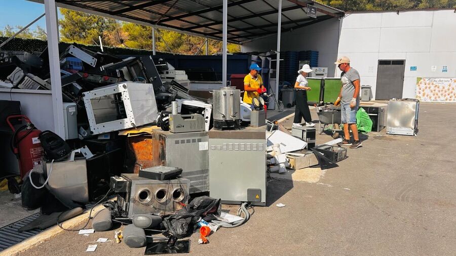 Elektroni̇k Atiklar Ve Atik Pi̇lleri̇ Geri̇ Kazanima Kazandirmaya Devam Edi̇yoruz. ♻️Belediyemiz Atık (5)